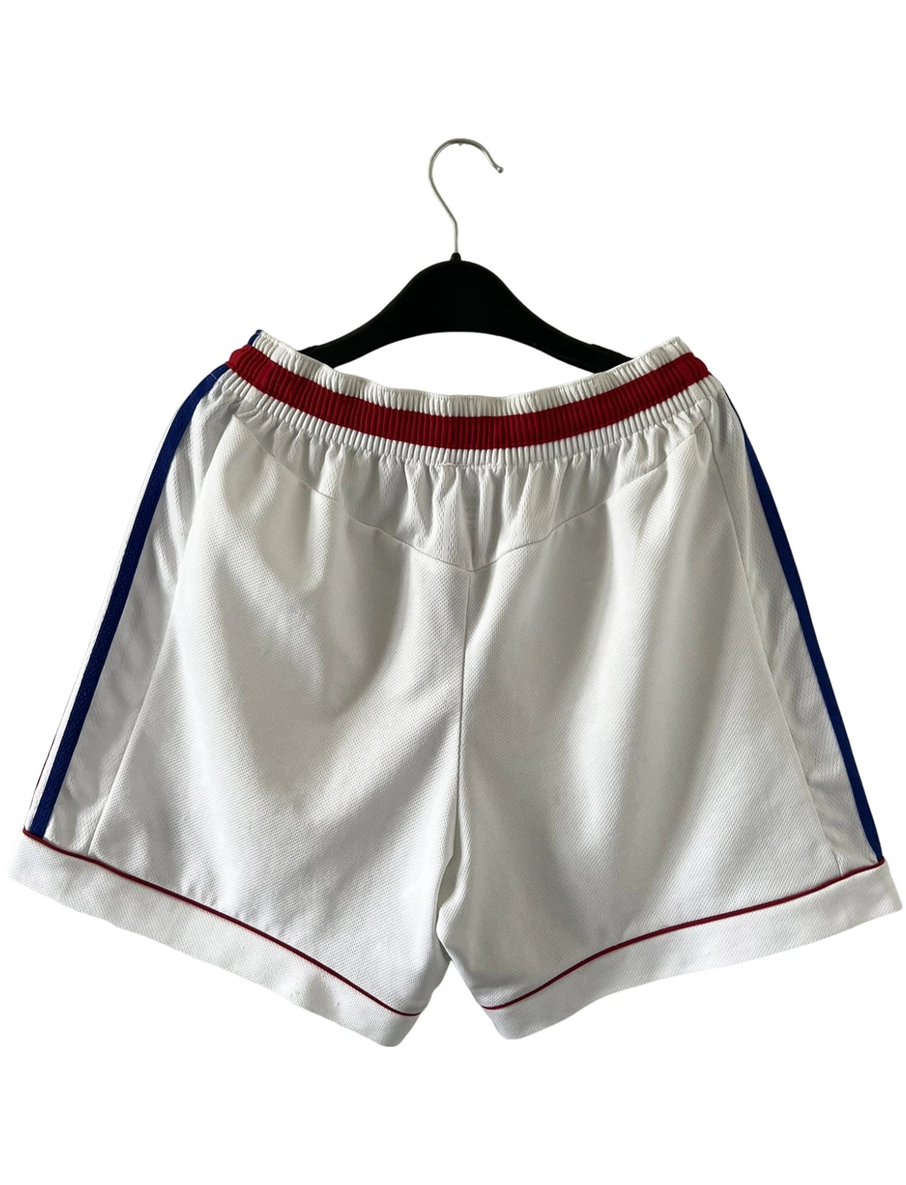 Maillot foot vintage domicile equipe de france 1998 bleu blanc et rouge. On peut retrouver l'équipementier adidas. Le maillot est floqué du numéro 10 Zinedine Zidane. Il s'agit d'un maillot authentique d'époque vendu avec son short d'époque.