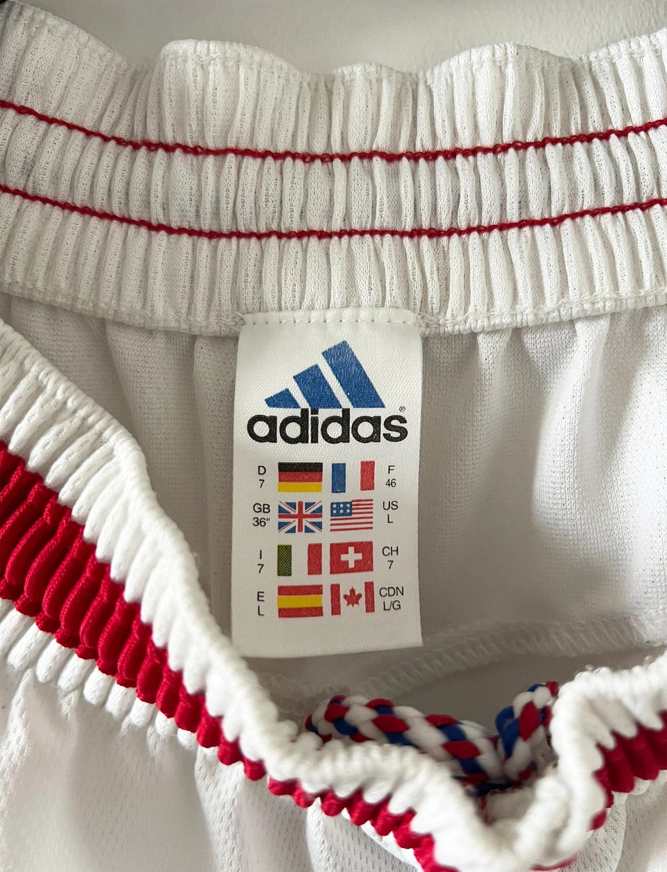 Maillot foot vintage domicile equipe de france 1998 bleu blanc et rouge. On peut retrouver l'équipementier adidas. Le maillot est floqué du numéro 10 Zinedine Zidane. Il s'agit d'un maillot authentique d'époque vendu avec son short d'époque.