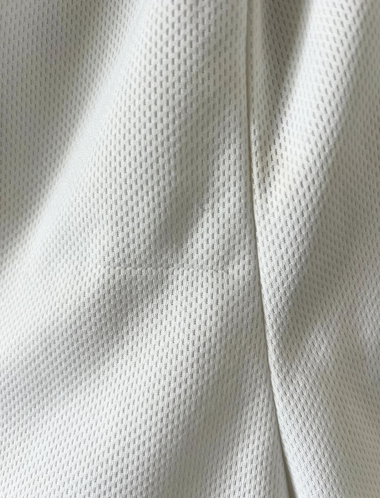 Maillot foot vintage domicile equipe de france 1998 bleu blanc et rouge. On peut retrouver l'équipementier adidas. Le maillot est floqué du numéro 10 Zinedine Zidane. Il s'agit d'un maillot authentique d'époque vendu avec son short d'époque.
