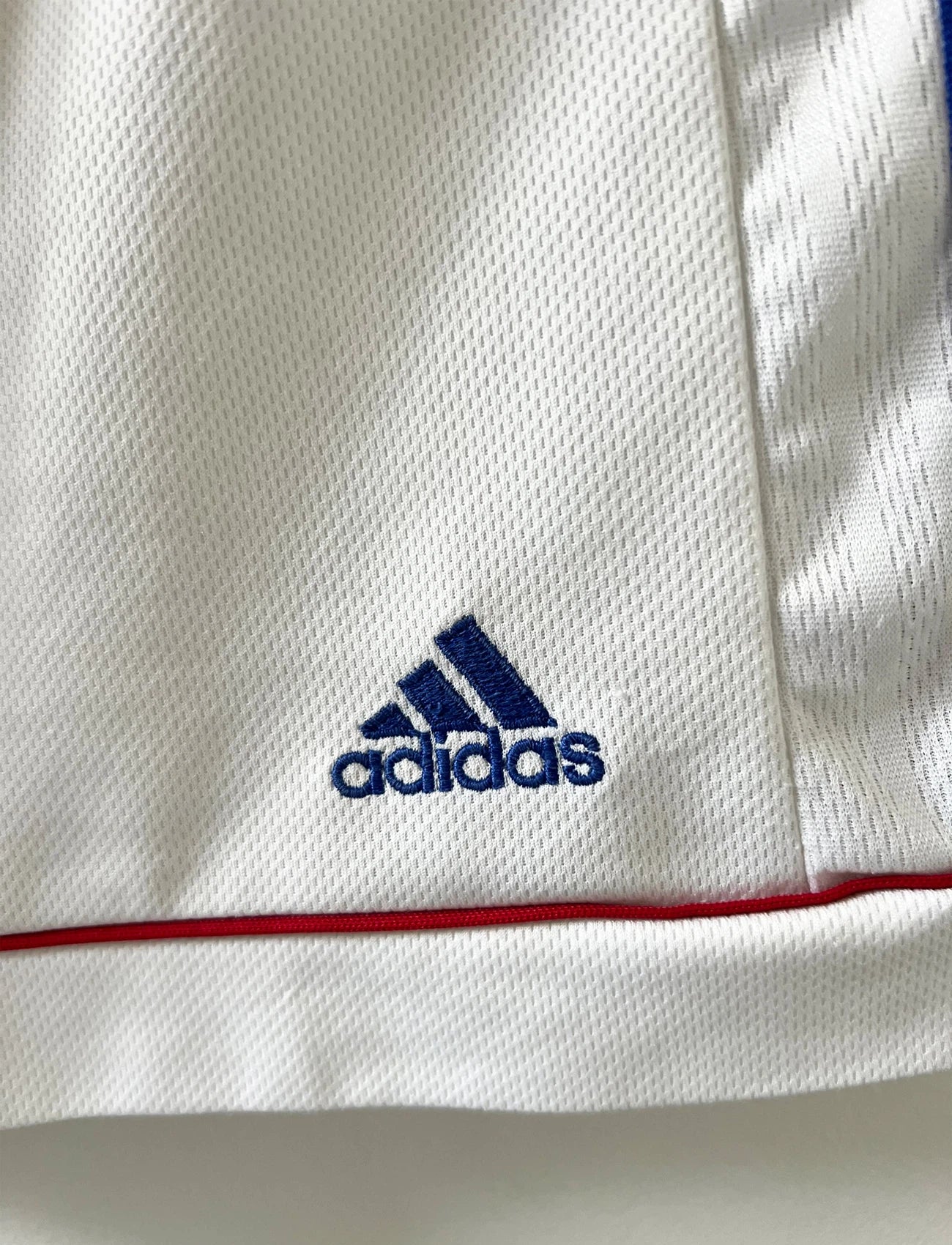 Maillot foot vintage domicile equipe de france 1998 bleu blanc et rouge. On peut retrouver l'équipementier adidas. Le maillot est floqué du numéro 10 Zinedine Zidane. Il s'agit d'un maillot authentique d'époque vendu avec son short d'époque.