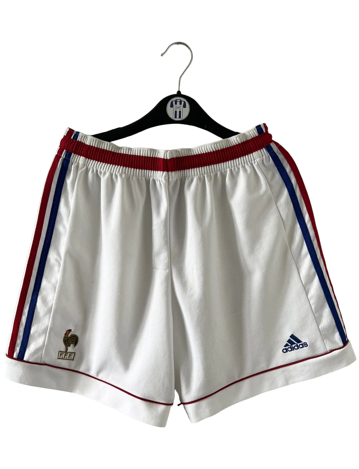 Maillot foot vintage domicile equipe de france 1998 bleu blanc et rouge. On peut retrouver l'équipementier adidas. Le maillot est floqué du numéro 10 Zinedine Zidane. Il s'agit d'un maillot authentique d'époque vendu avec son short d'époque.