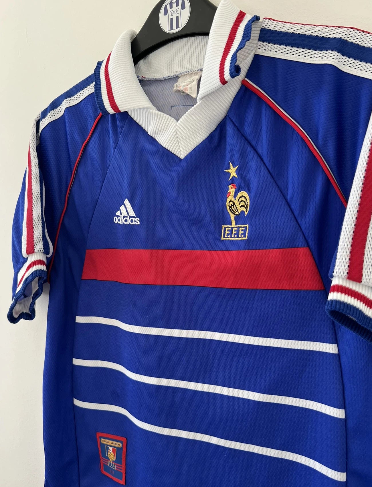 Maillot de foot vintage domicile de l'équipe de france 1998 bleu. On peut retrouver l'équipementier adidas. Le maillot est floqué du numéro 10 Zinedine Zidane. Il s'agit d'un maillot authentique d'époque.