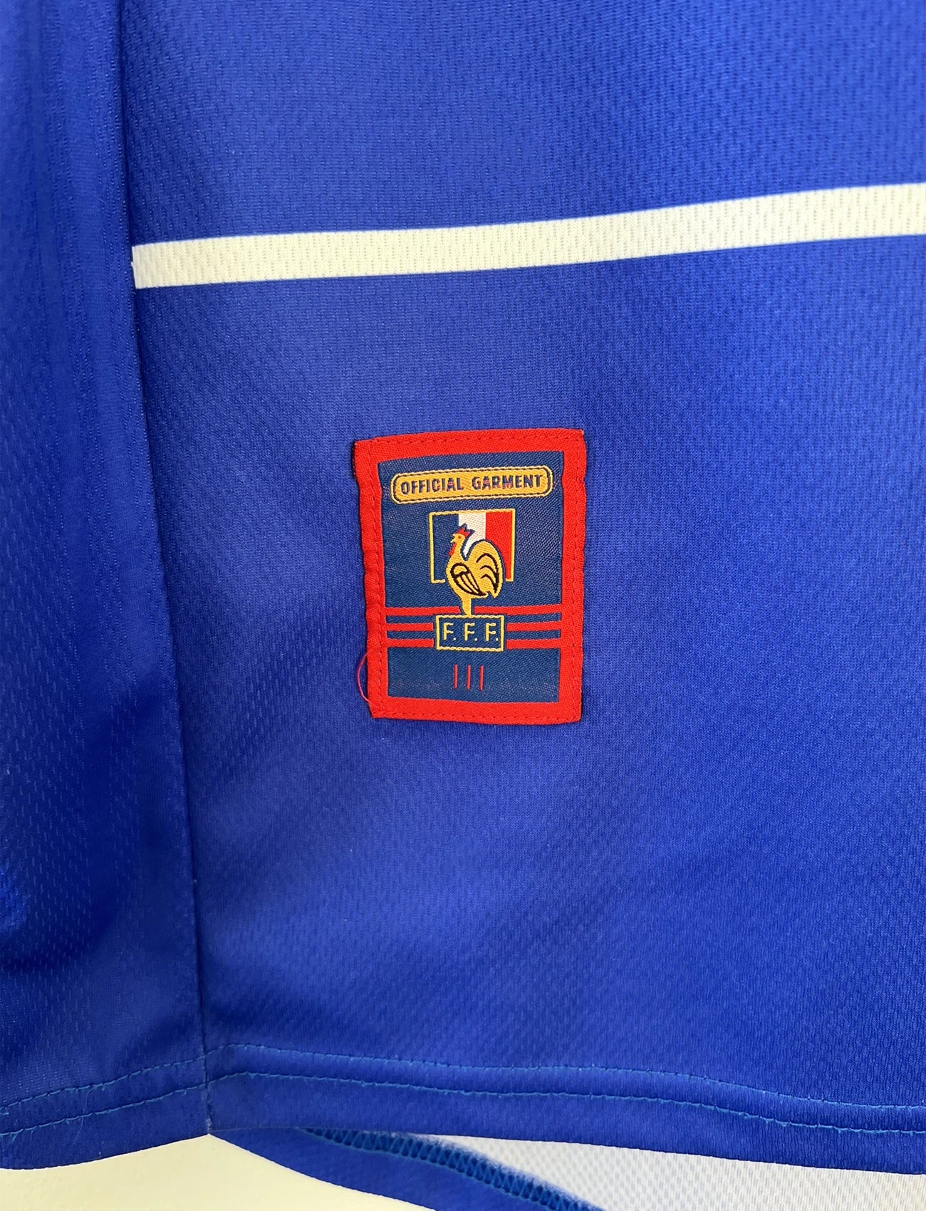 Maillot de foot vintage domicile de l'équipe de france 1998 bleu. On peut retrouver l'équipementier adidas. Le maillot est floqué du numéro 10 Zinedine Zidane. Il s'agit d'un maillot authentique d'époque.