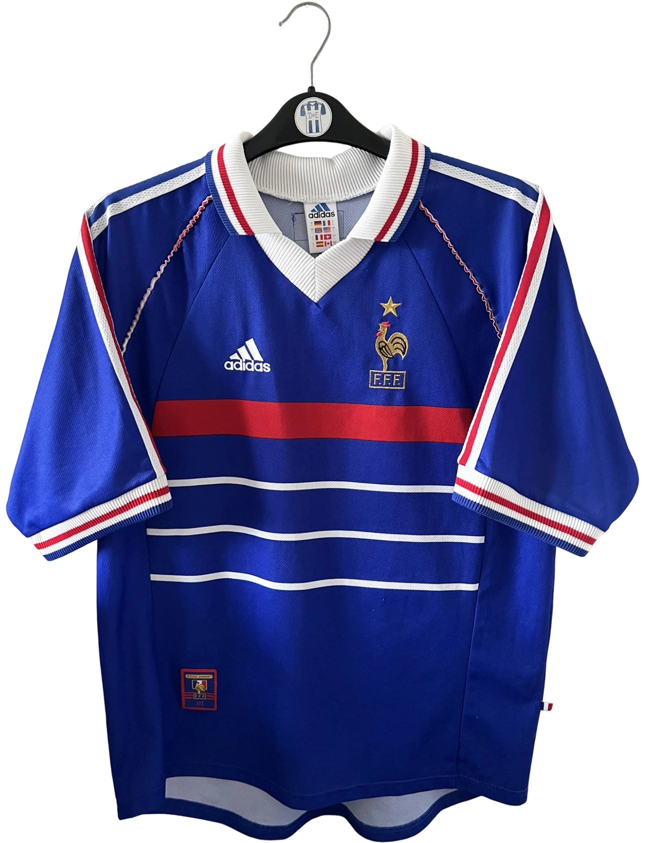 Maillot foot vintage domicile equipe de france 1998 bleu blanc et rouge. On peut retrouver l'équipementier adidas. Ils 'agit d'un maillot authentique d'époque floqué Zinedine Zidane