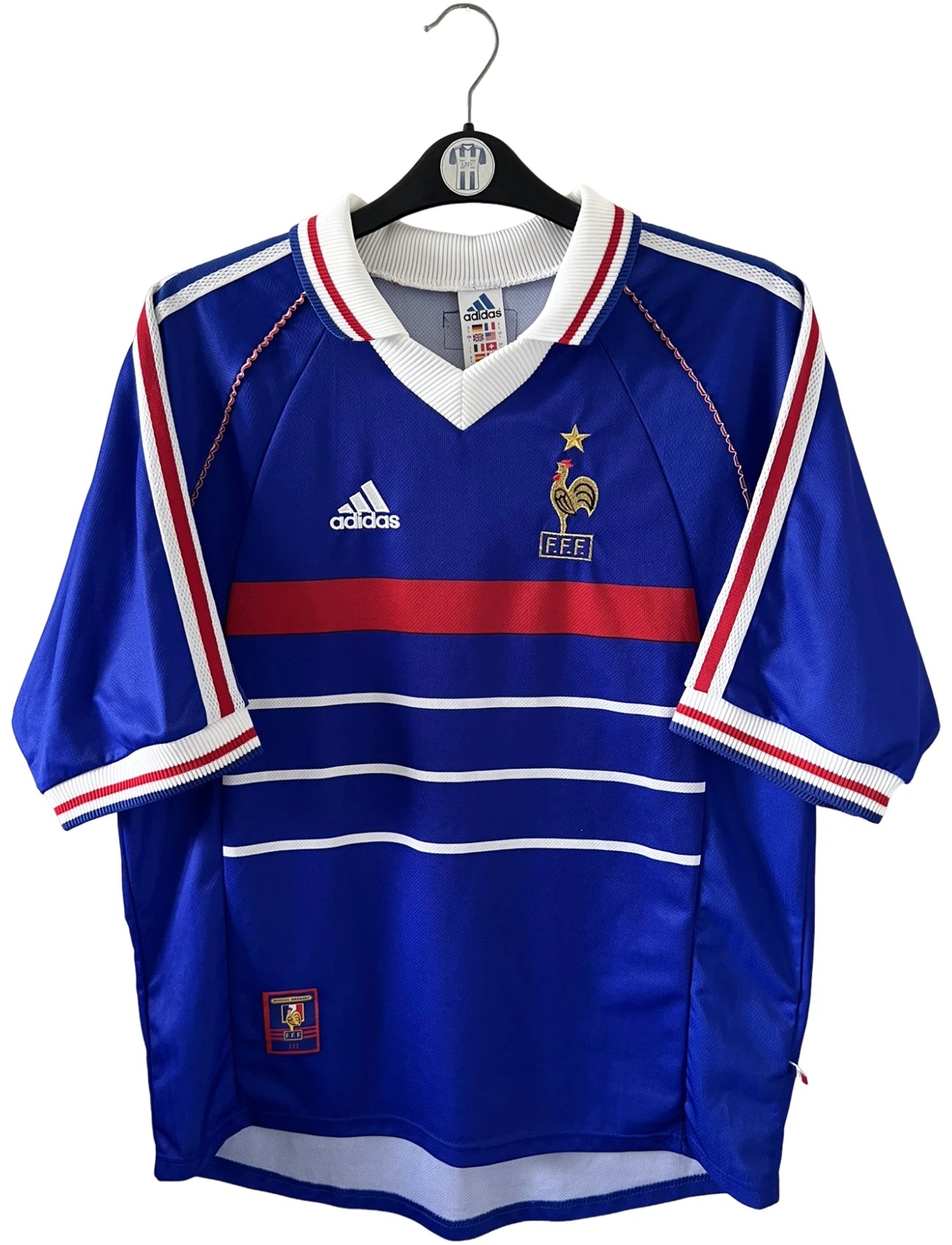 Maillot foot vintage domicile equipe de france 1998 bleu blanc et rouge. On peut retrouver l'équipementier adidas. Le maillot est floqué du numéro 10 Zinedine Zidane. Il s'agit d'un maillot authentique d'époque vendu avec son short d'époque.