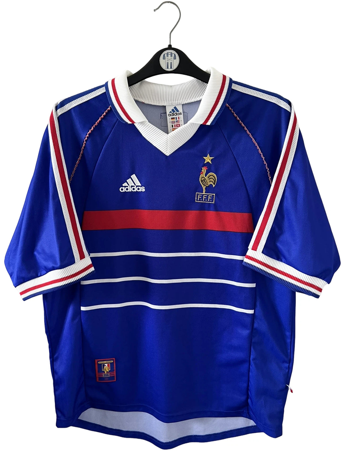 Maillot foot vintage domicile equipe de france 1998 bleu blanc et rouge. On peut retrouver l'équipementier adidas. Le maillot est floqué du numéro 10 Zinedine Zidane. Il s'agit d'un maillot authentique d'époque vendu avec son short d'époque.