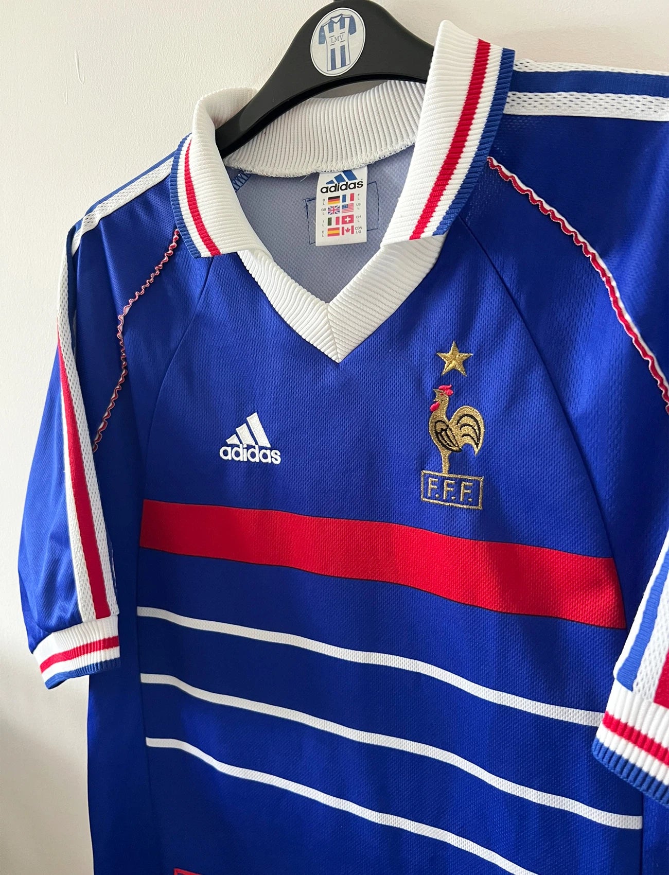 Maillot foot vintage domicile equipe de france 1998 bleu blanc et rouge. On peut retrouver l'équipementier adidas. Ils 'agit d'un maillot authentique d'époque floqué Zinedine Zidane