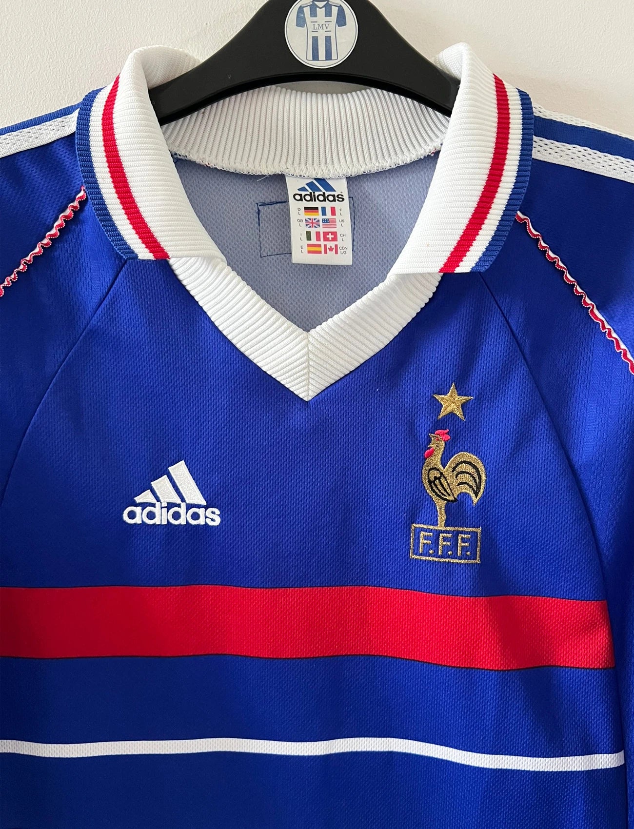 Maillot foot vintage domicile equipe de france 1998 bleu blanc et rouge. On peut retrouver l'équipementier adidas. Ils 'agit d'un maillot authentique d'époque floqué Zinedine Zidane