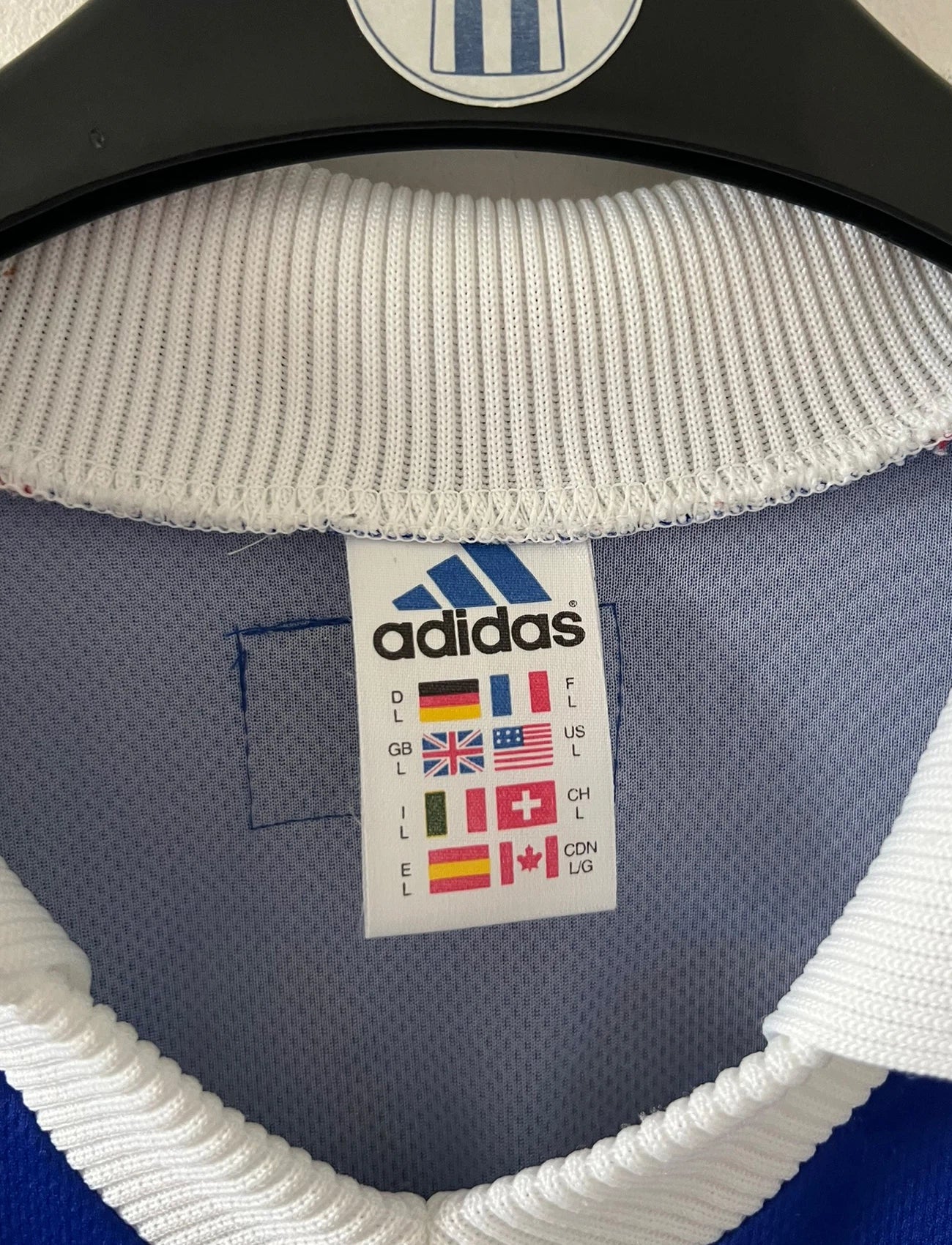 Maillot foot vintage domicile equipe de france 1998 bleu blanc et rouge. On peut retrouver l'équipementier adidas. Ils 'agit d'un maillot authentique d'époque floqué Zinedine Zidane
