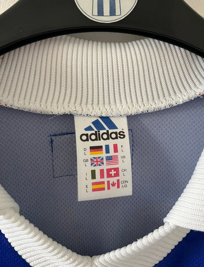 Maillot foot vintage domicile equipe de france 1998 bleu blanc et rouge. On peut retrouver l'équipementier adidas. Ils 'agit d'un maillot authentique d'époque floqué Zinedine Zidane