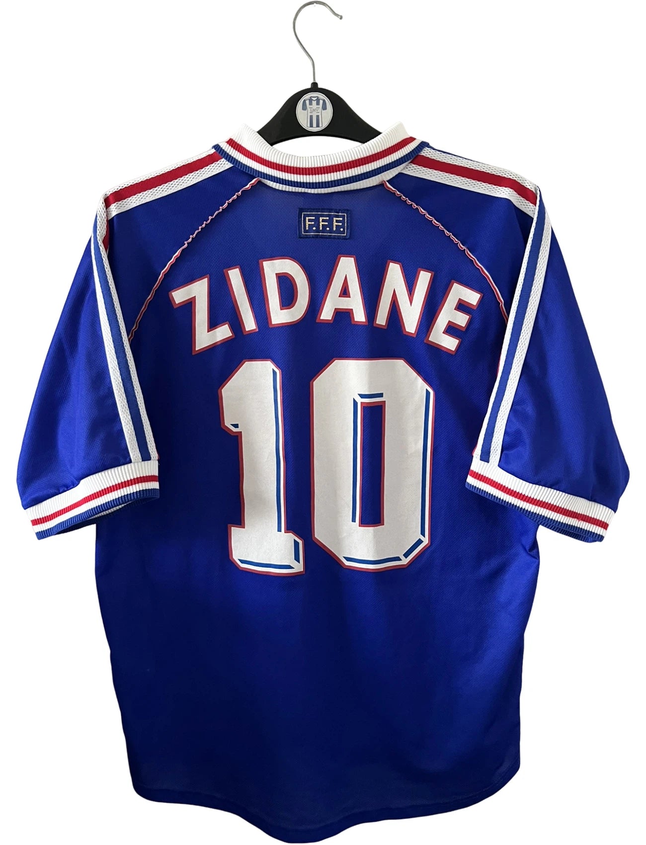 Maillot foot vintage domicile equipe de france 1998 bleu blanc et rouge. On peut retrouver l'équipementier adidas. Ils 'agit d'un maillot authentique d'époque floqué Zinedine Zidane