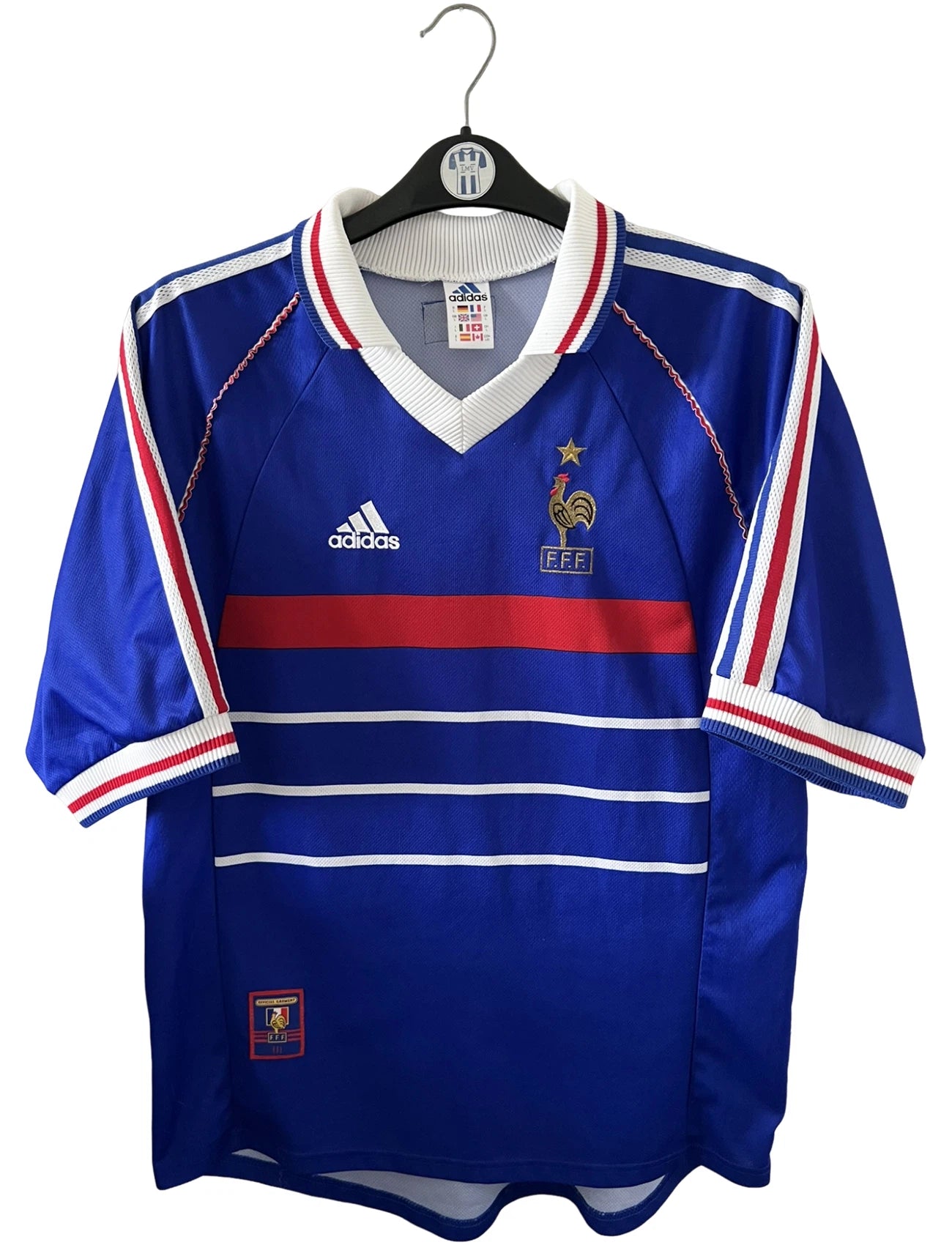 Maillot foot vintage domicile equipe de france 1998 bleu blanc et rouge. On peut retrouver l'équipementier adidas. Ils 'agit d'un maillot authentique d'époque floqué Zinedine Zidane