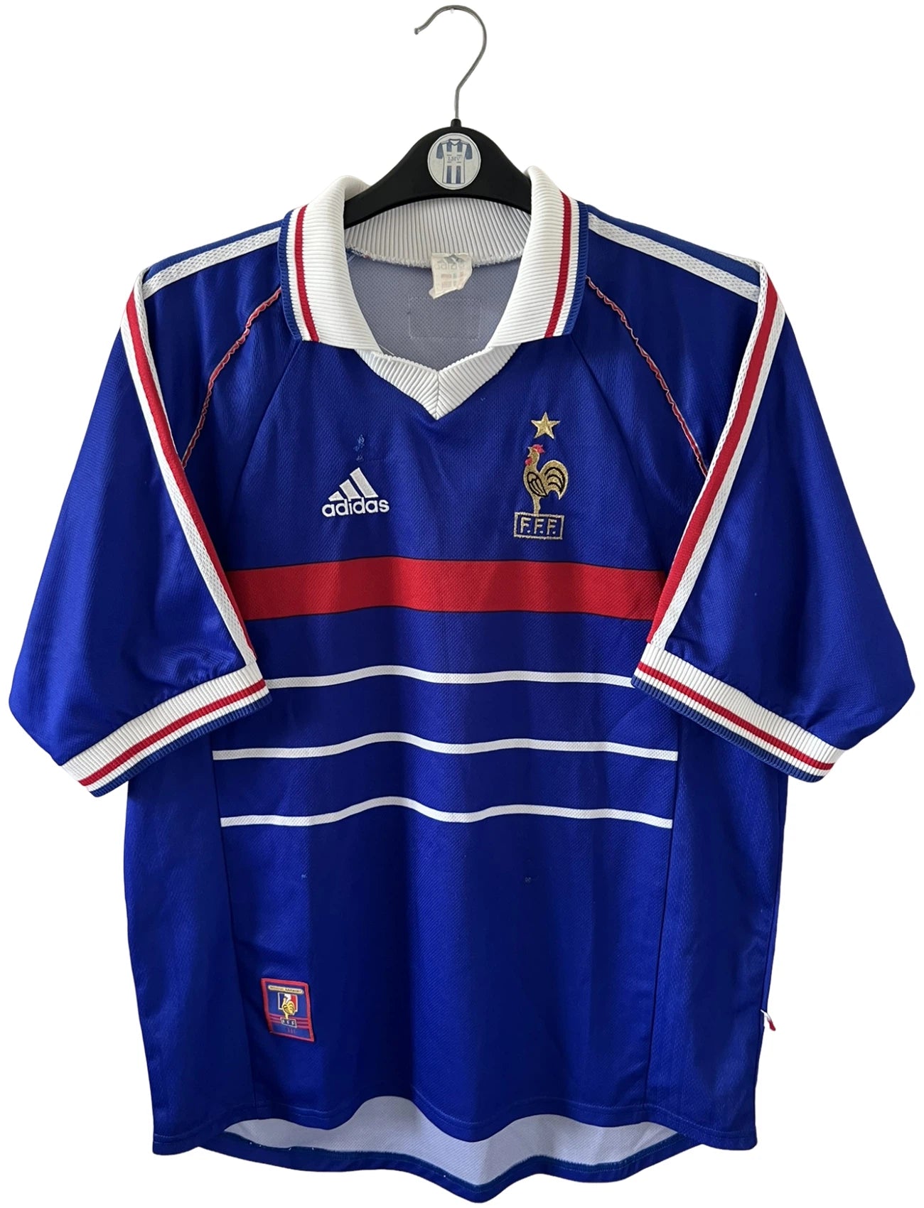 Maillot foot vintage domicile equipe de france 1998 bleu blanc et rouge. On peut retrouver l'équipementier adidas. Il s'agit d'un maillot authentique d'époque.