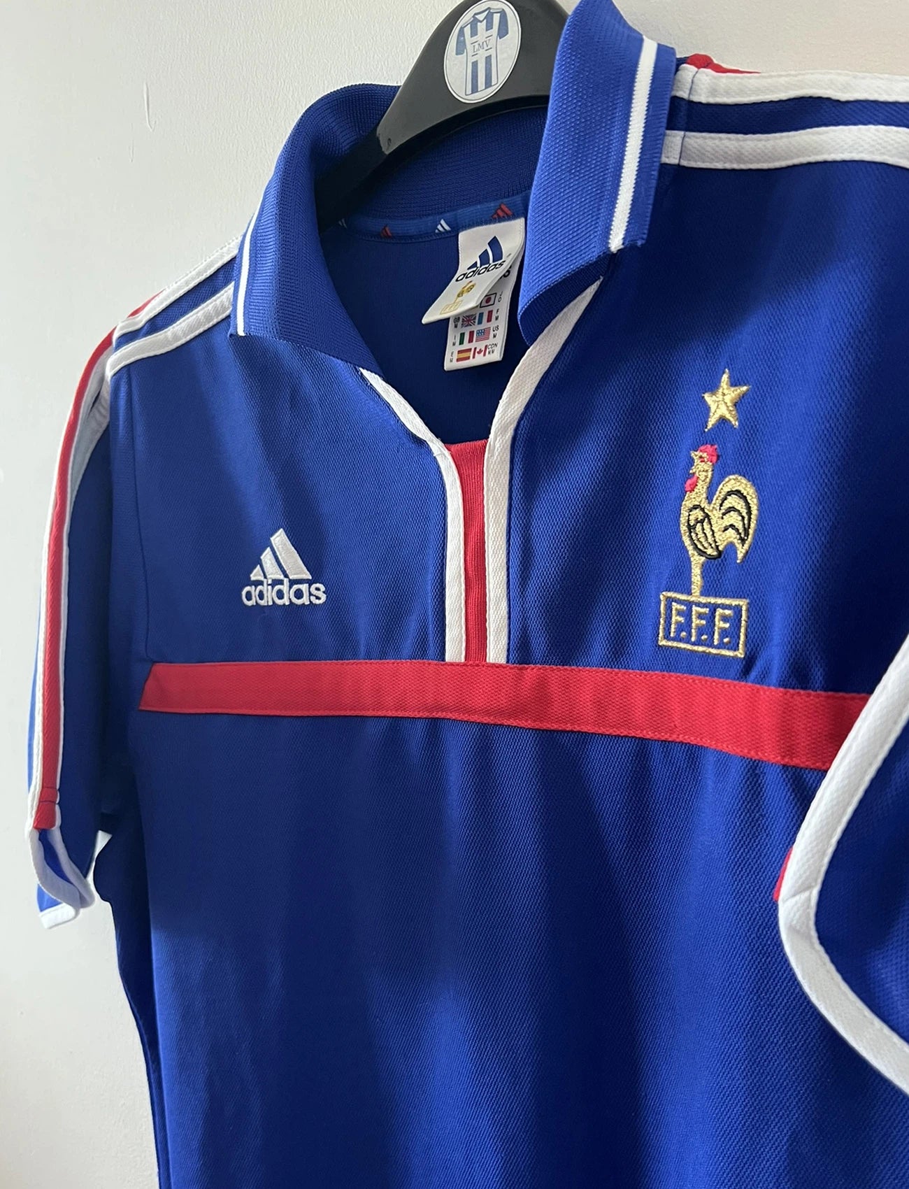 Maillot de foot vintage domicile Equipe de France 2000. On peut retrouver l'équipementier Adidas. Il s'agit d'un maillot authentique d'époque.