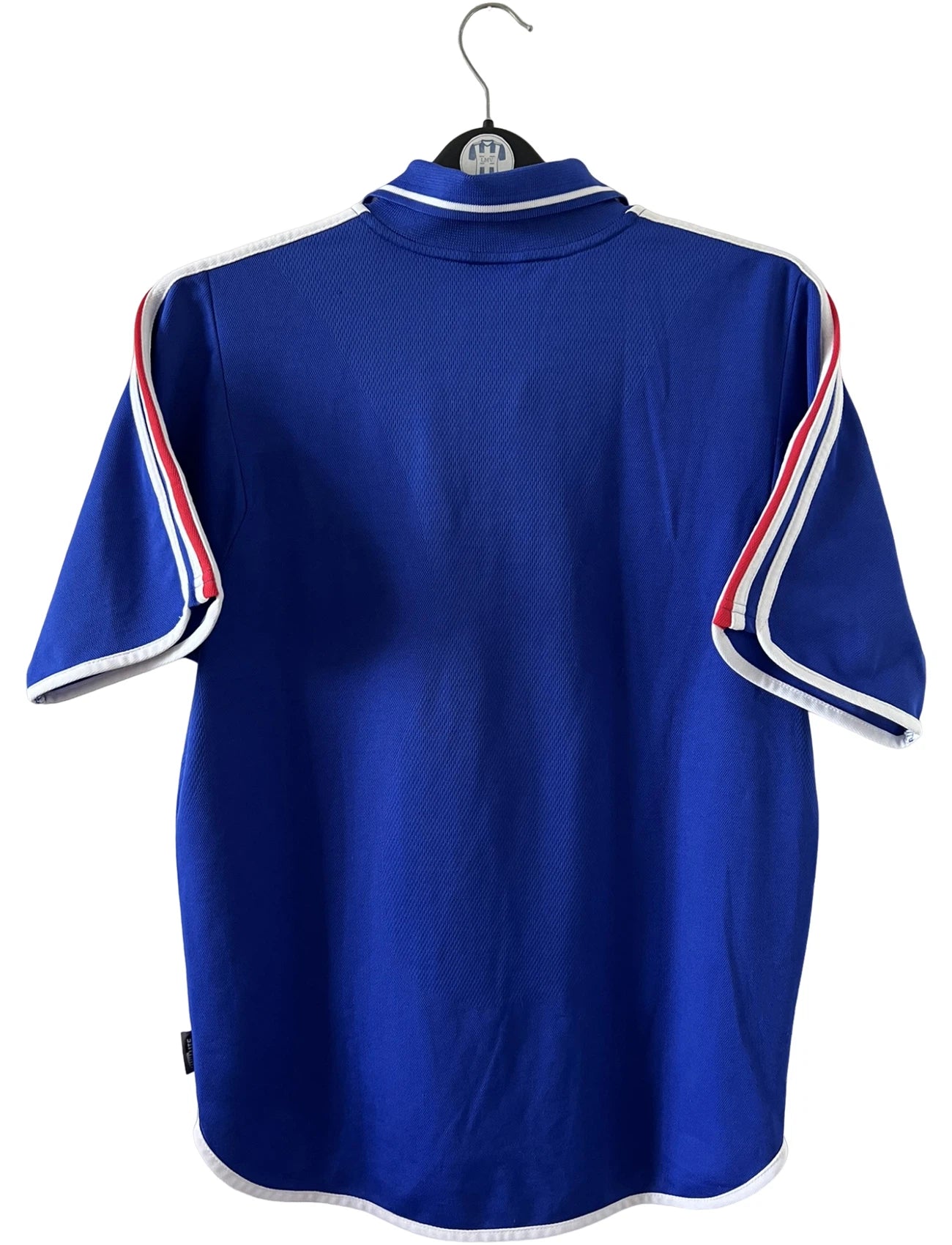 Maillot de foot vintage domicile Equipe de France 2000. On peut retrouver l'équipementier Adidas. Il s'agit d'un maillot authentique d'époque.