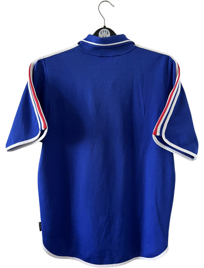 Maillot de foot vintage domicile Equipe de France 2000. On peut retrouver l'équipementier Adidas. Il s'agit d'un maillot authentique d'époque.