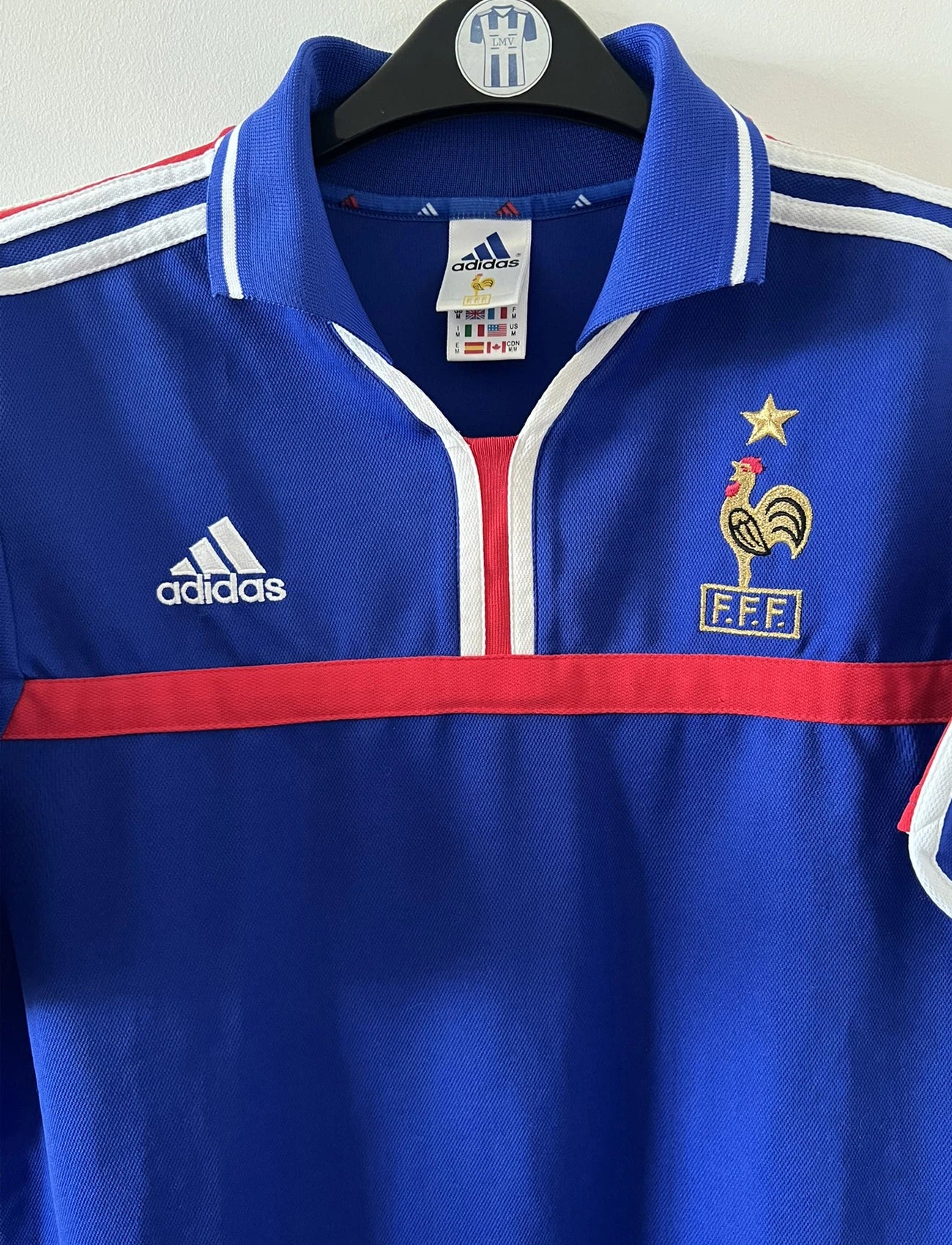 Maillot de foot vintage domicile Equipe de France 2000. On peut retrouver l'équipementier Adidas. Il s'agit d'un maillot authentique d'époque.