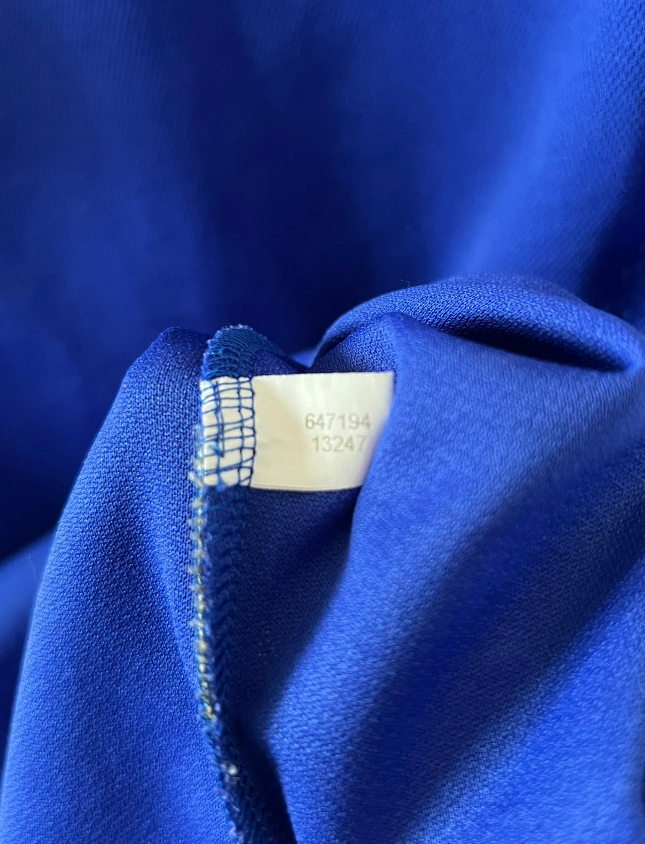 Maillot de foot vintage domicile Equipe de France 2000. On peut retrouver l'équipementier Adidas. Il s'agit d'un maillot authentique d'époque.