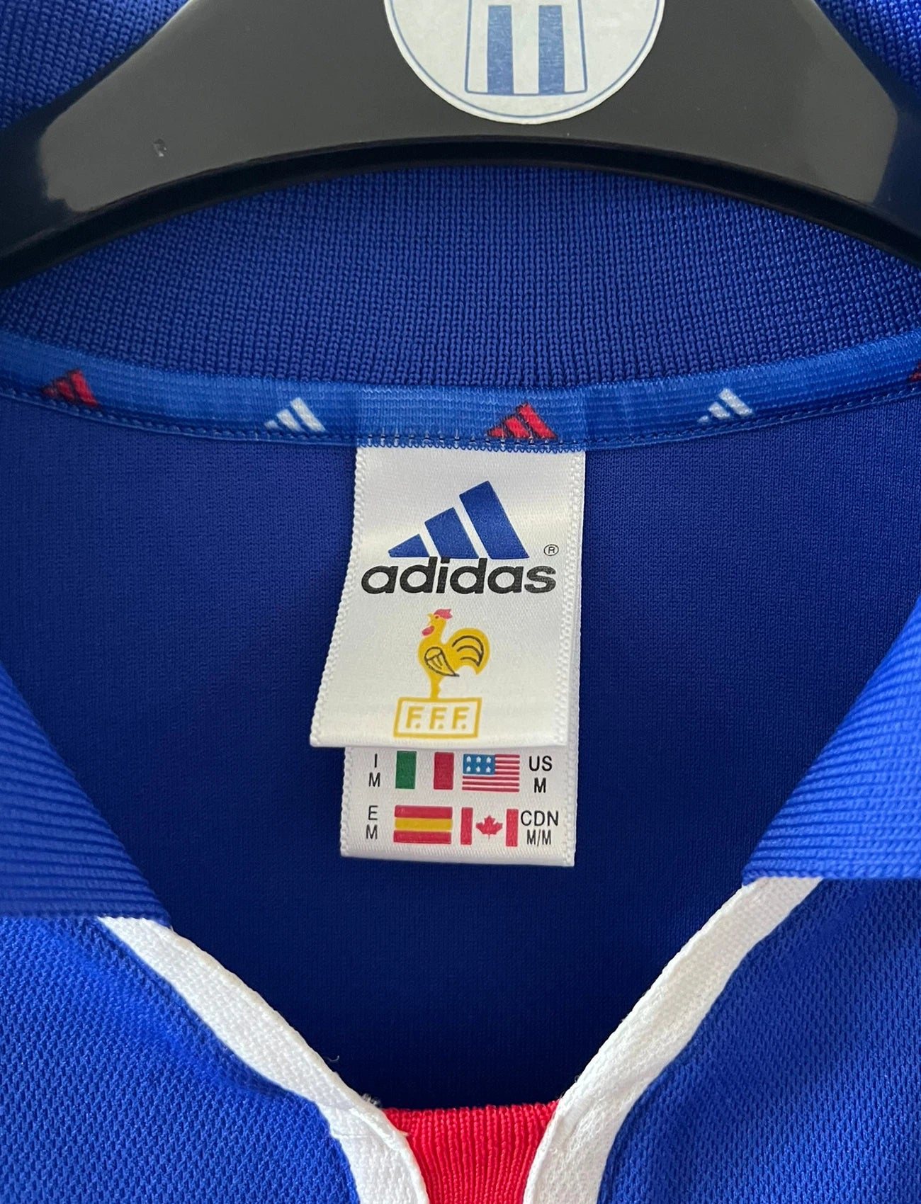 Maillot de foot vintage domicile Equipe de France 2000. On peut retrouver l'équipementier Adidas. Il s'agit d'un maillot authentique d'époque.