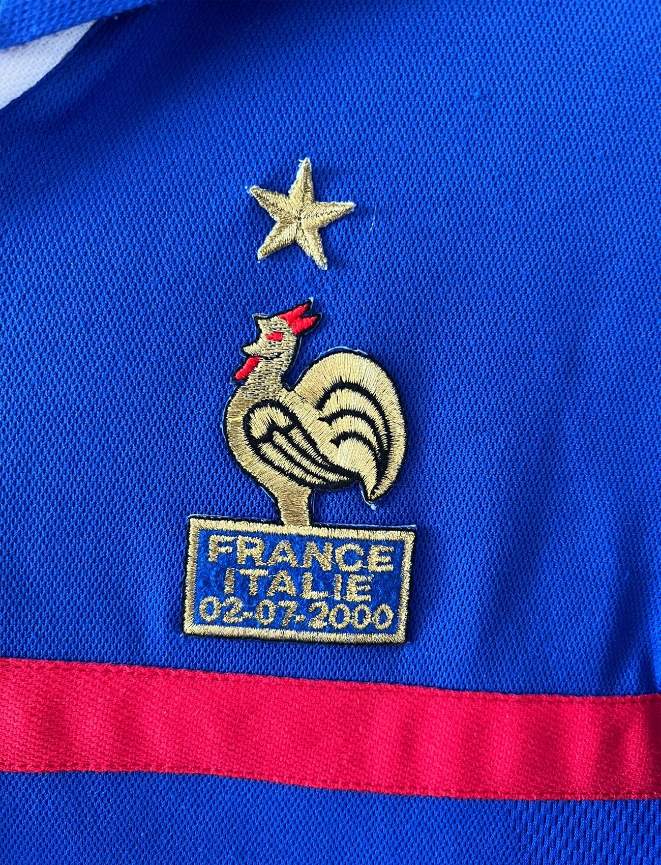 Maillot de foot vintage domicile bleu de l'équipe de france 2000. On peut retrouver l'équipementier Adidas. Le maillot est floqué du numéro 10 Zidane. Il s'agit d'un maillot authentique d'époque.