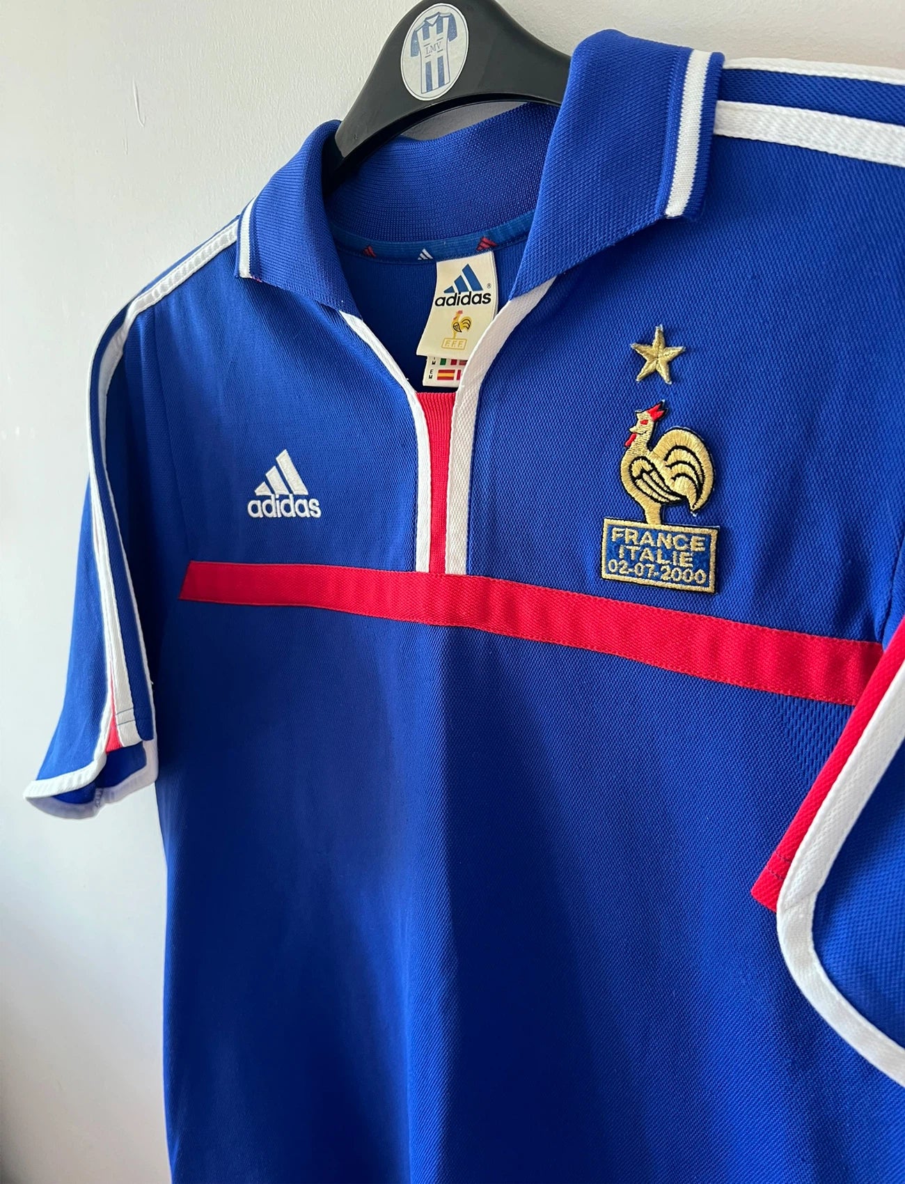 Maillot de foot vintage domicile bleu de l'équipe de france 2000. On peut retrouver l'équipementier Adidas. Le maillot est floqué du numéro 10 Zidane. Il s'agit d'un maillot authentique d'époque.