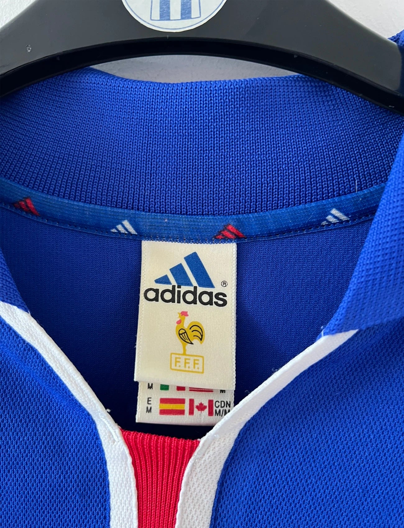 Maillot de foot vintage domicile bleu de l'équipe de france 2000. On peut retrouver l'équipementier Adidas. Le maillot est floqué du numéro 10 Zidane. Il s'agit d'un maillot authentique d'époque.