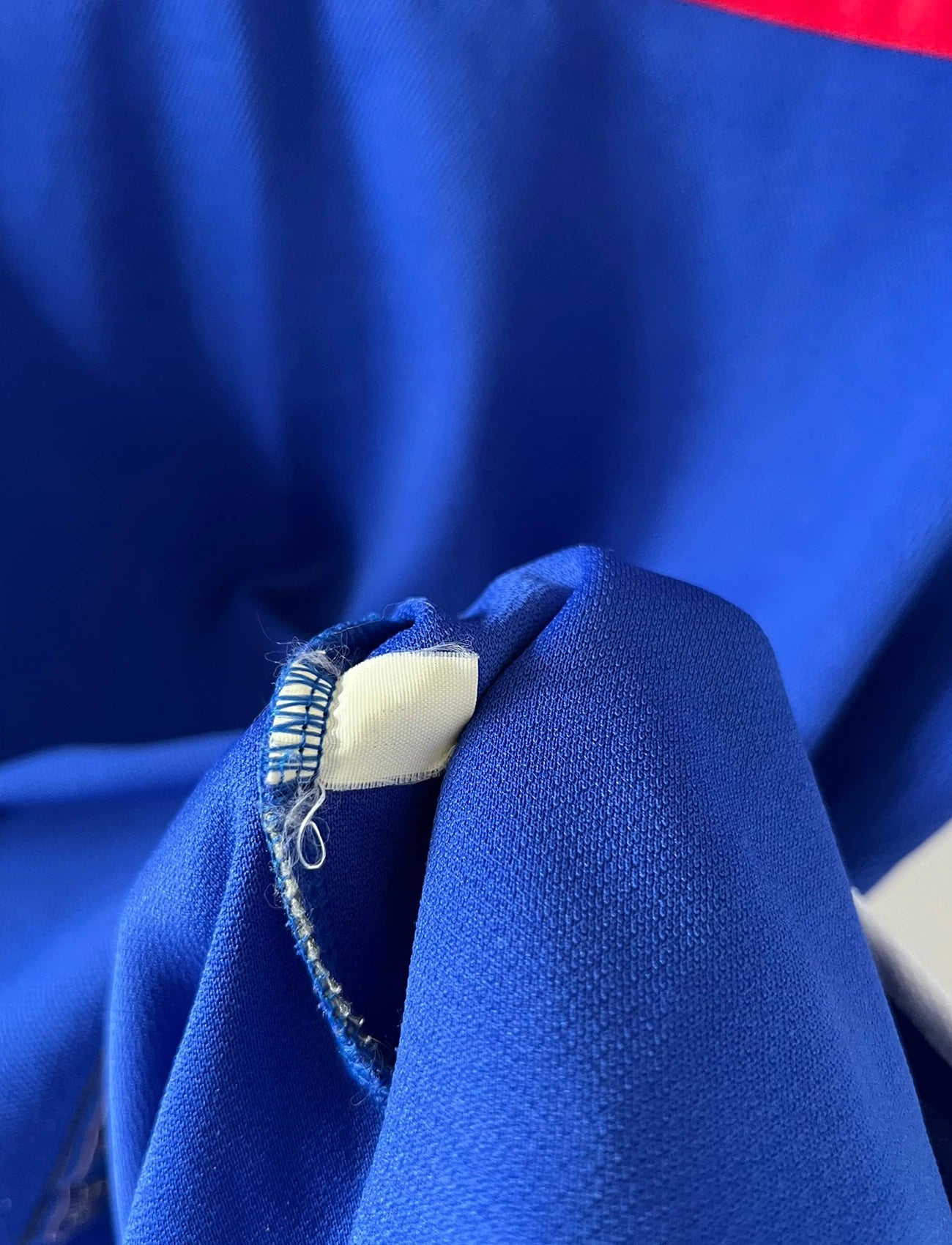 Maillot de foot vintage domicile bleu de l'équipe de france 2000. On peut retrouver l'équipementier Adidas. Le maillot est floqué du numéro 10 Zidane. Il s'agit d'un maillot authentique d'époque.