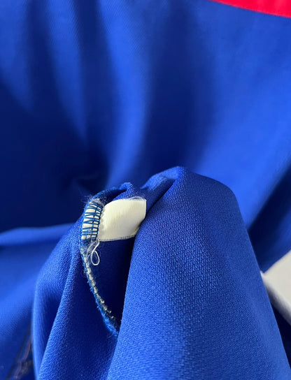 Maillot de foot vintage domicile bleu de l'équipe de france 2000. On peut retrouver l'équipementier Adidas. Le maillot est floqué du numéro 10 Zidane. Il s'agit d'un maillot authentique d'époque.