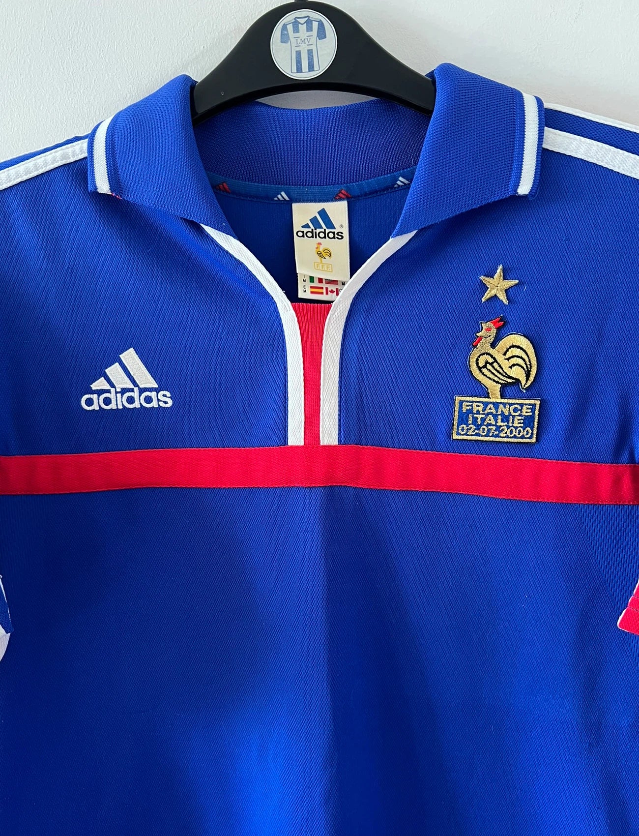 Maillot de foot vintage domicile bleu de l'équipe de france 2000. On peut retrouver l'équipementier Adidas. Le maillot est floqué du numéro 10 Zidane. Il s'agit d'un maillot authentique d'époque.