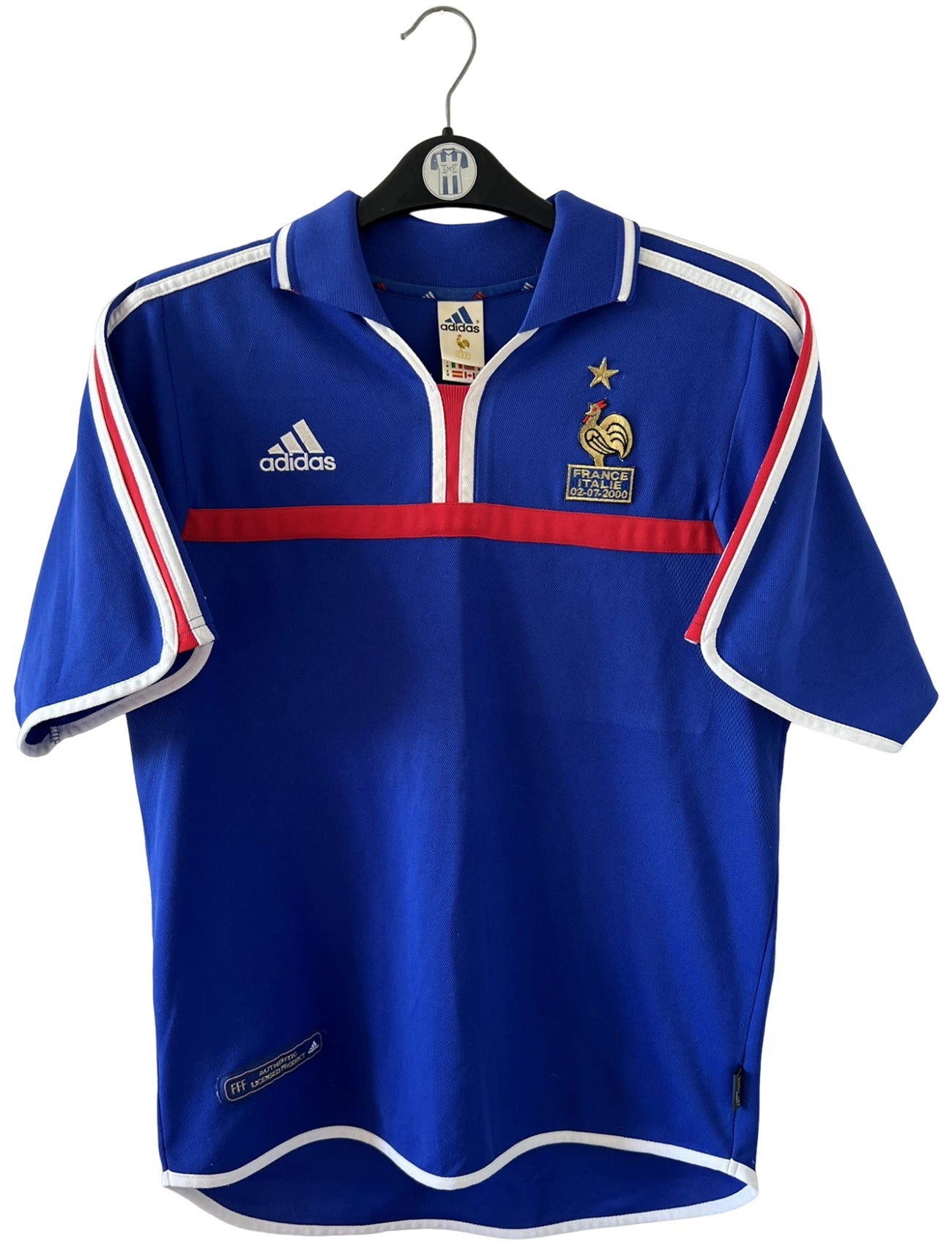 Maillot de foot vintage domicile bleu de l'équipe de france 2000. On peut retrouver l'équipementier Adidas. Le maillot est floqué du numéro 10 Zidane. Il s'agit d'un maillot authentique d'époque.