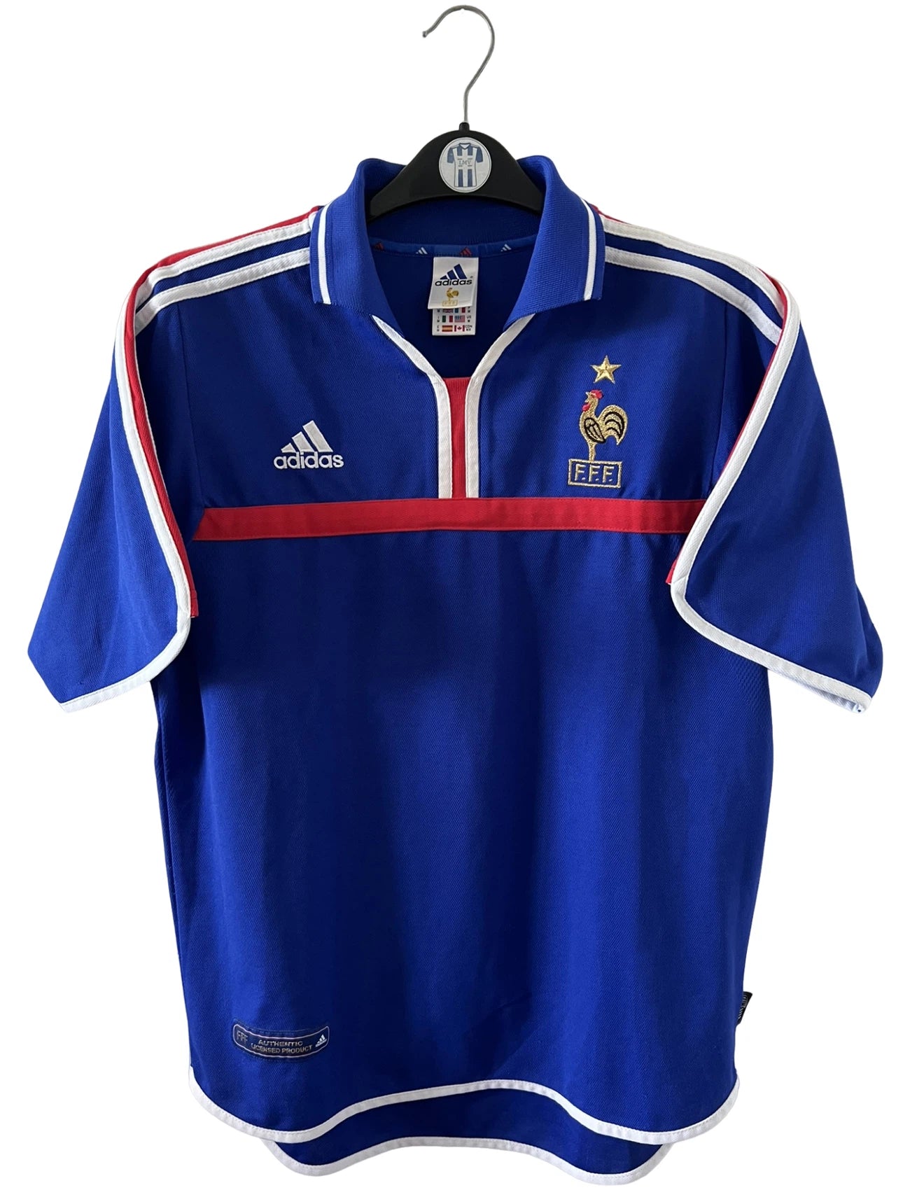 Maillot de foot vintage domicile Equipe de France 2000. On peut retrouver l'équipementier Adidas. Il s'agit d'un maillot authentique d'époque.