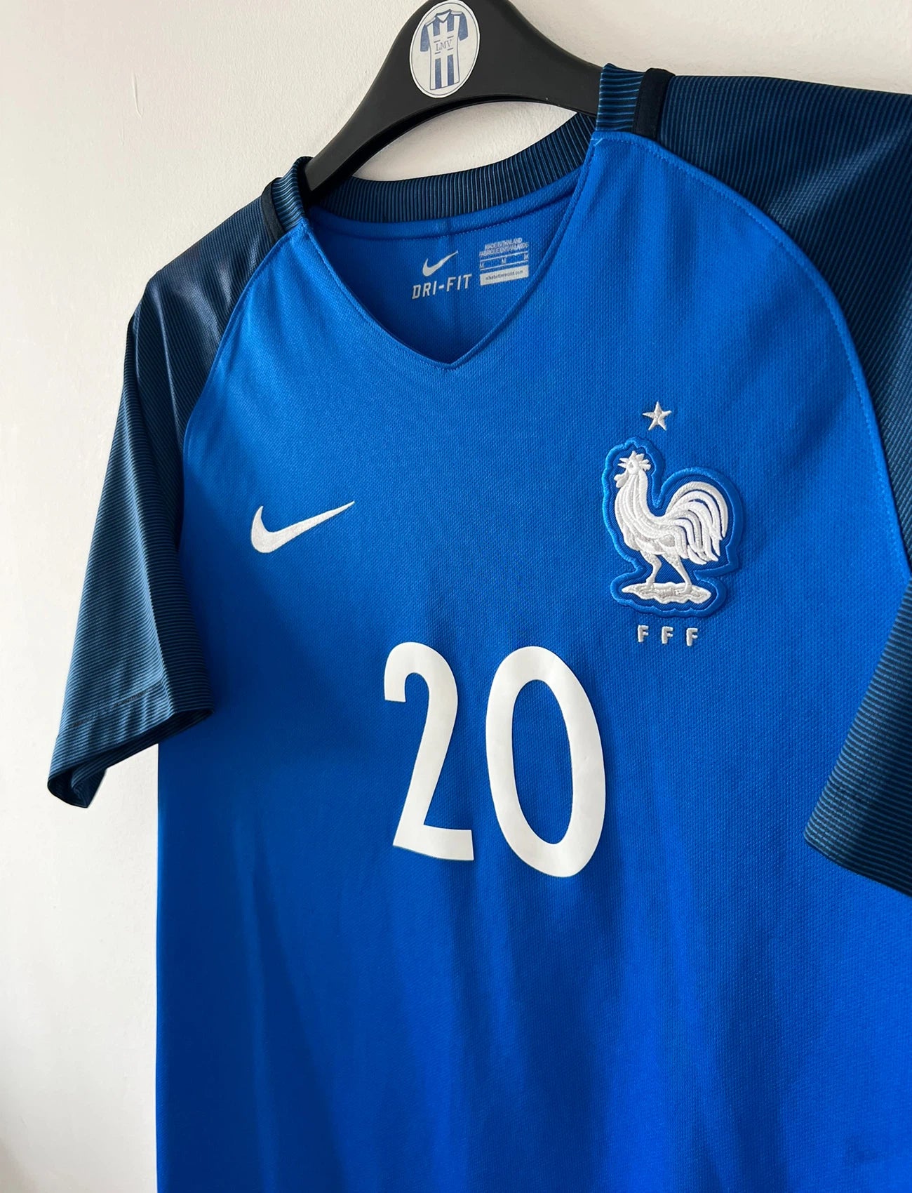 Maillot de foot vintage domicile bleu de l'Equipe de France 2016. On peut retrouver l'équipementier Nike. Le maillot est floqué du numéro 20 Kingsley Coman. Il s'agit d'un maillot authentique d'époque.
