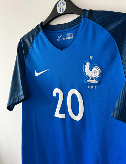 Maillot de foot vintage domicile bleu de l'Equipe de France 2016. On peut retrouver l'équipementier Nike. Le maillot est floqué du numéro 20 Kingsley Coman. Il s'agit d'un maillot authentique d'époque.