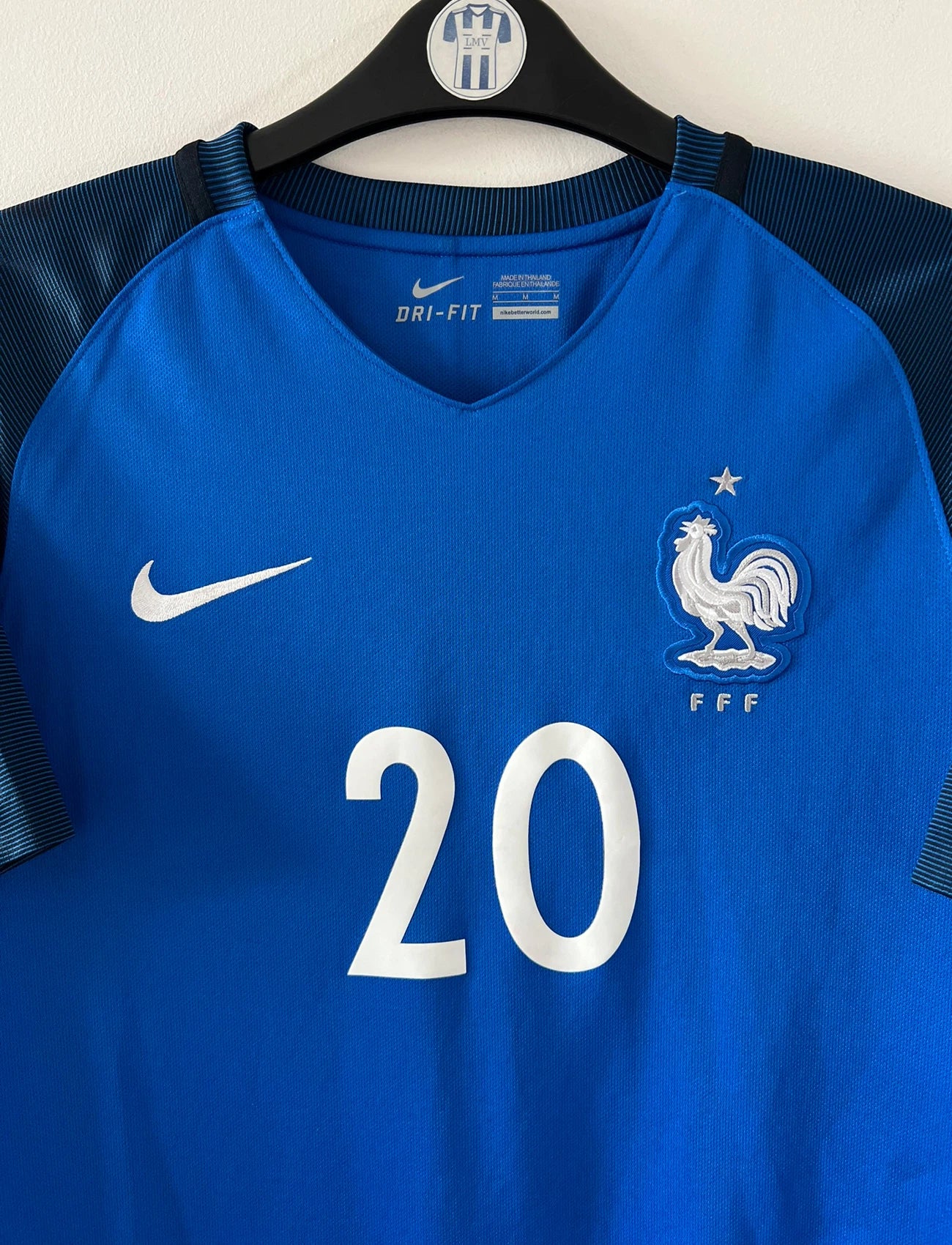 Maillot de foot vintage domicile bleu de l'Equipe de France 2016. On peut retrouver l'équipementier Nike. Le maillot est floqué du numéro 20 Kingsley Coman. Il s'agit d'un maillot authentique d'époque.