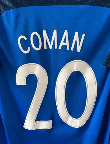 Maillot de foot vintage domicile bleu de l'Equipe de France 2016. On peut retrouver l'équipementier Nike. Le maillot est floqué du numéro 20 Kingsley Coman. Il s'agit d'un maillot authentique d'époque.
