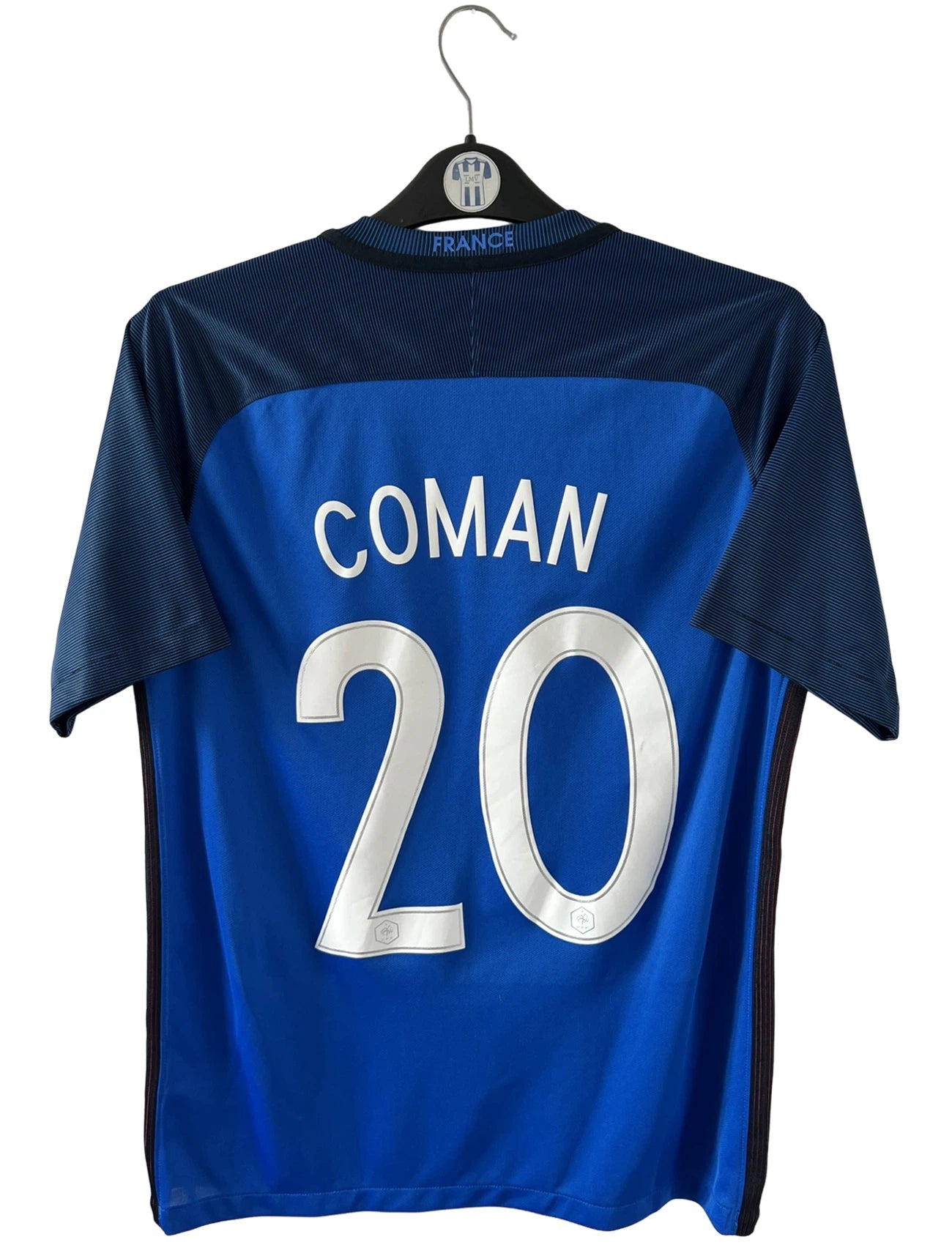 Maillot de foot vintage domicile bleu de l'Equipe de France 2016. On peut retrouver l'équipementier Nike. Le maillot est floqué du numéro 20 Kingsley Coman. Il s'agit d'un maillot authentique d'époque.