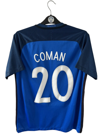 Maillot de foot vintage domicile bleu de l'Equipe de France 2016. On peut retrouver l'équipementier Nike. Le maillot est floqué du numéro 20 Kingsley Coman. Il s'agit d'un maillot authentique d'époque.