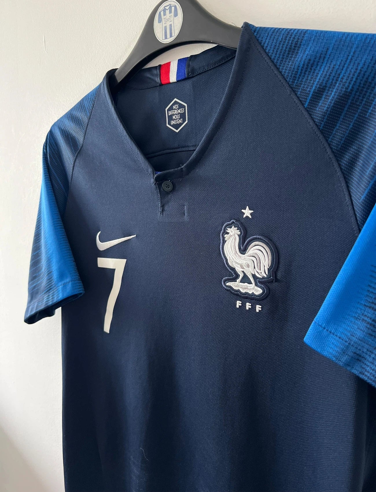 Maillot de foot vintage domicile bleu de l'équipe de france 2018 floqué Griezmann. On peut retrouver l'équipementier Nike. Le maillot est floqué du numéro 7 Antoine Griezmann. Il s'agit d'un maillot authentique d'époque.