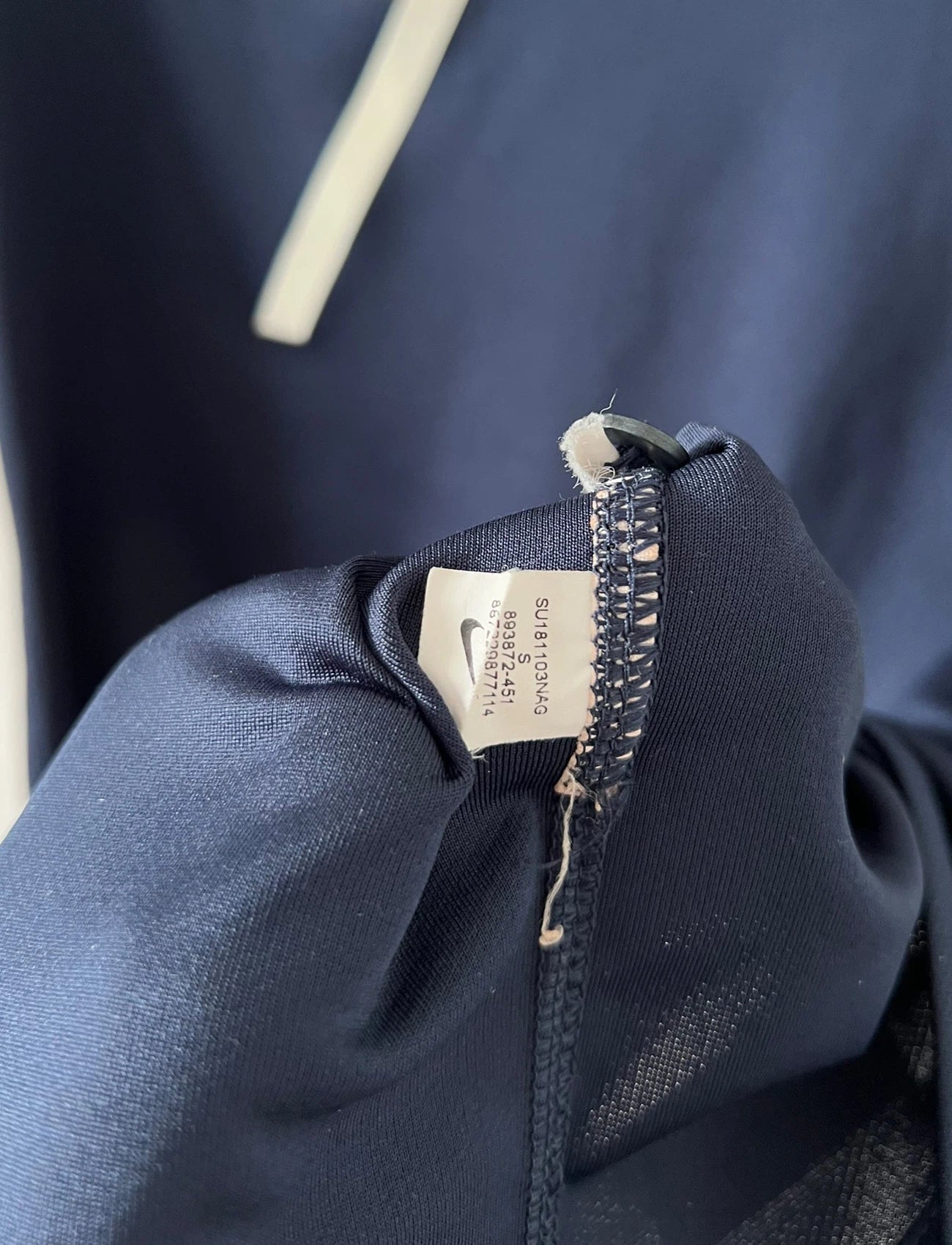Maillot de foot vintage domicile bleu de l'équipe de france 2018 floqué Griezmann. On peut retrouver l'équipementier Nike. Le maillot est floqué du numéro 7 Antoine Griezmann. Il s'agit d'un maillot authentique d'époque.