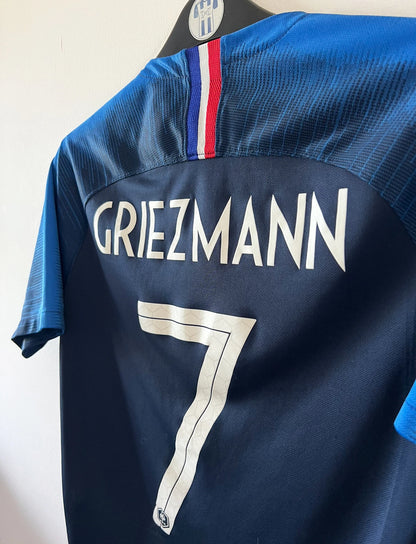 Maillot de foot vintage domicile bleu de l'équipe de france 2018 floqué Griezmann. On peut retrouver l'équipementier Nike. Le maillot est floqué du numéro 7 Antoine Griezmann. Il s'agit d'un maillot authentique d'époque.