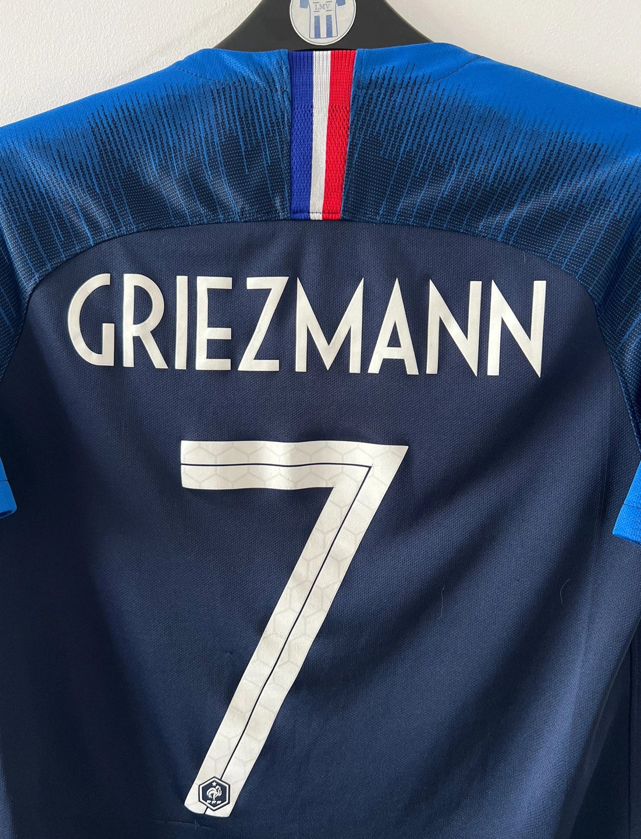 Maillot de foot vintage domicile bleu de l'équipe de france 2018 floqué Griezmann. On peut retrouver l'équipementier Nike. Le maillot est floqué du numéro 7 Antoine Griezmann. Il s'agit d'un maillot authentique d'époque.