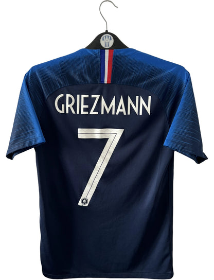Maillot de foot vintage domicile bleu de l'équipe de france 2018 floqué Griezmann. On peut retrouver l'équipementier Nike. Le maillot est floqué du numéro 7 Antoine Griezmann. Il s'agit d'un maillot authentique d'époque.