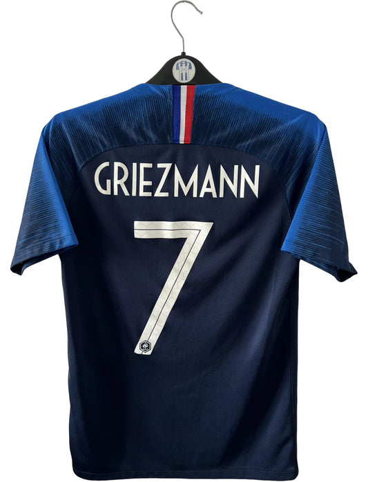 Maillot de foot vintage domicile bleu de l'équipe de france 2018 floqué Griezmann. On peut retrouver l'équipementier Nike. Le maillot est floqué du numéro 7 Antoine Griezmann. Il s'agit d'un maillot authentique d'époque.