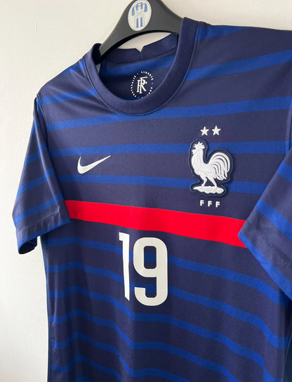Maillot de foot vintage domicile bleu de l'équipe de france 2020/2021. On peut retrouver l'équipementier Nike. Le maillot est floqué du numéro 19 Karim Benzema. Il s'agit d'un maillot authentique d'époque.