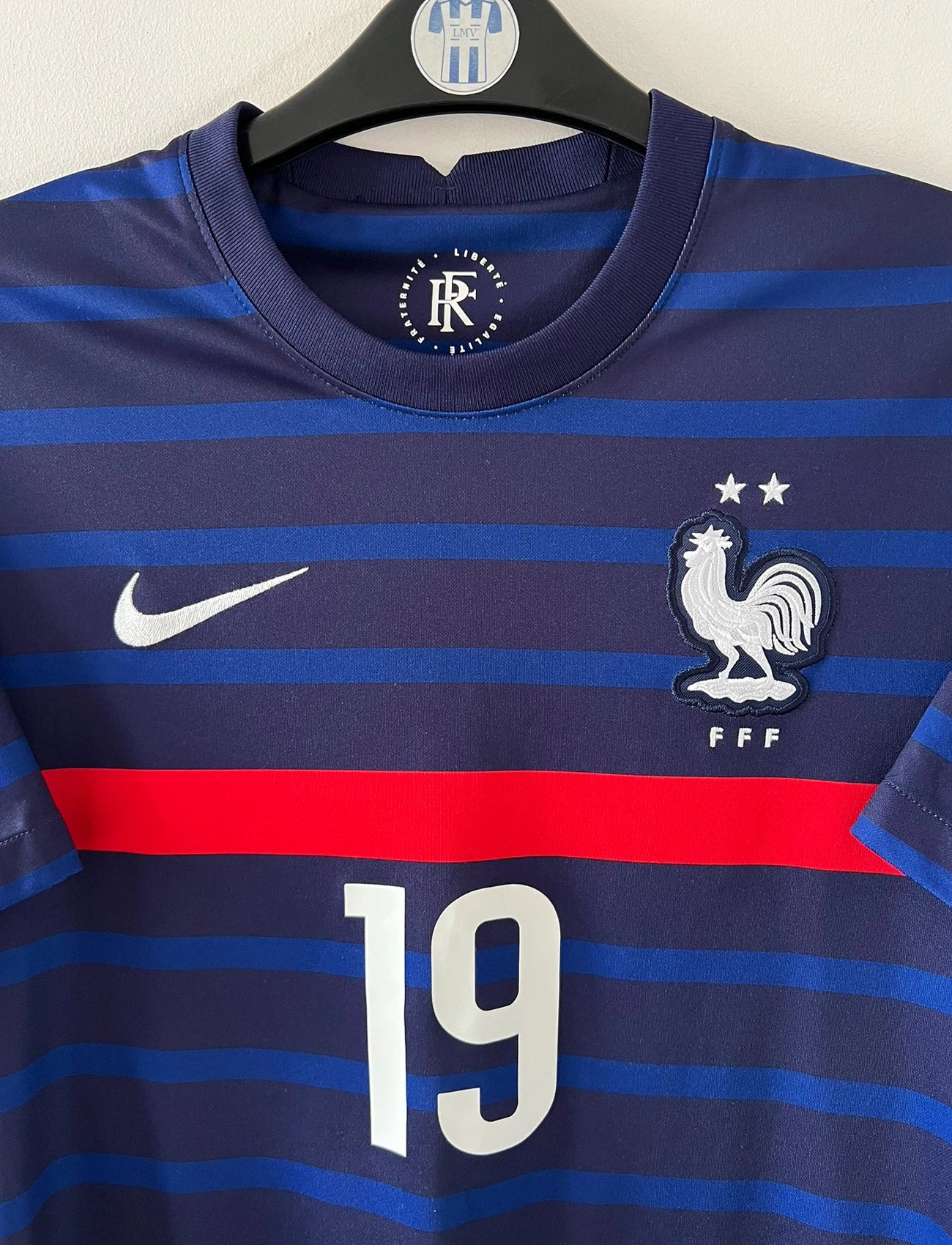 Maillot de foot vintage domicile bleu de l'équipe de france 2020/2021. On peut retrouver l'équipementier Nike. Le maillot est floqué du numéro 19 Karim Benzema. Il s'agit d'un maillot authentique d'époque.