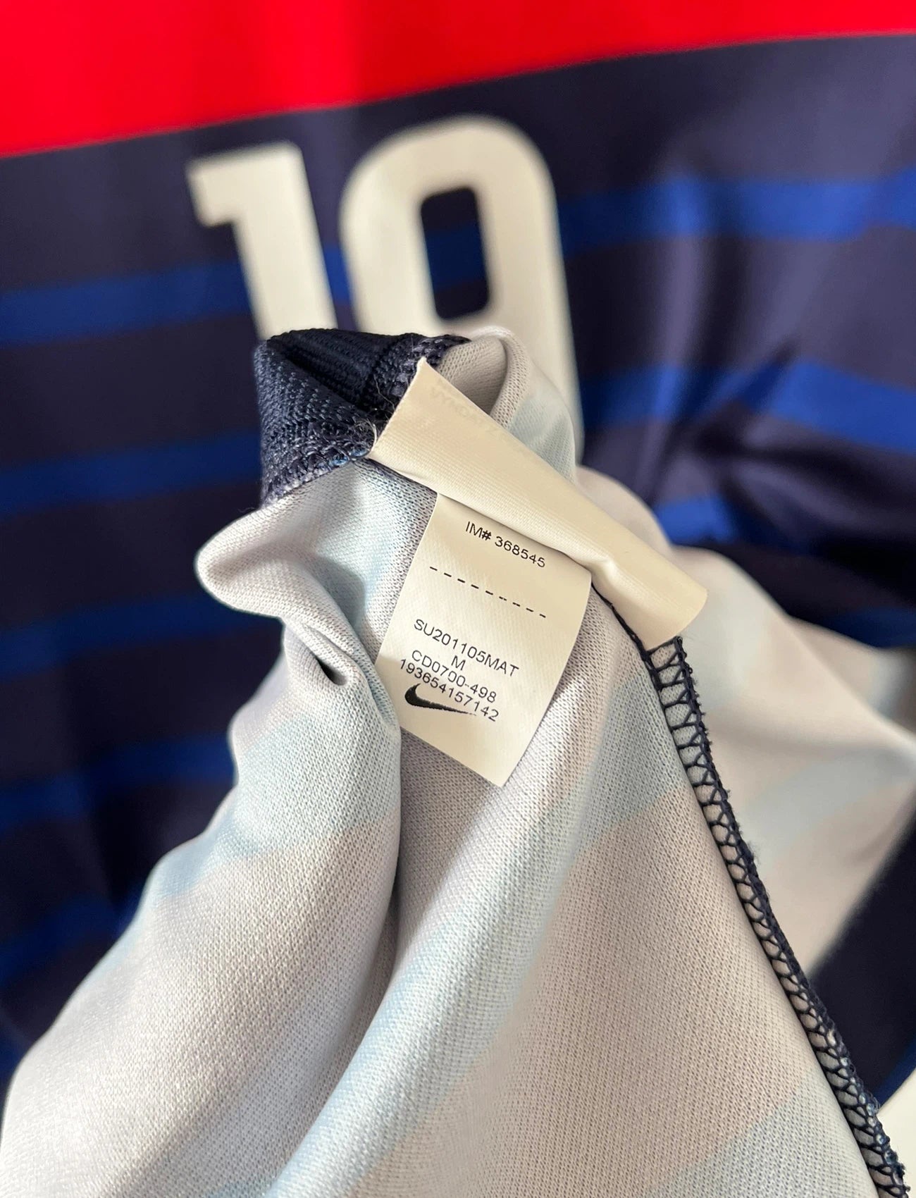 Maillot de foot vintage domicile bleu de l'équipe de france 2020/2021. On peut retrouver l'équipementier Nike. Le maillot est floqué du numéro 19 Karim Benzema. Il s'agit d'un maillot authentique d'époque.