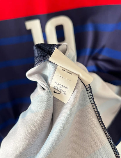 Maillot de foot vintage domicile bleu de l'équipe de france 2020/2021. On peut retrouver l'équipementier Nike. Le maillot est floqué du numéro 19 Karim Benzema. Il s'agit d'un maillot authentique d'époque.