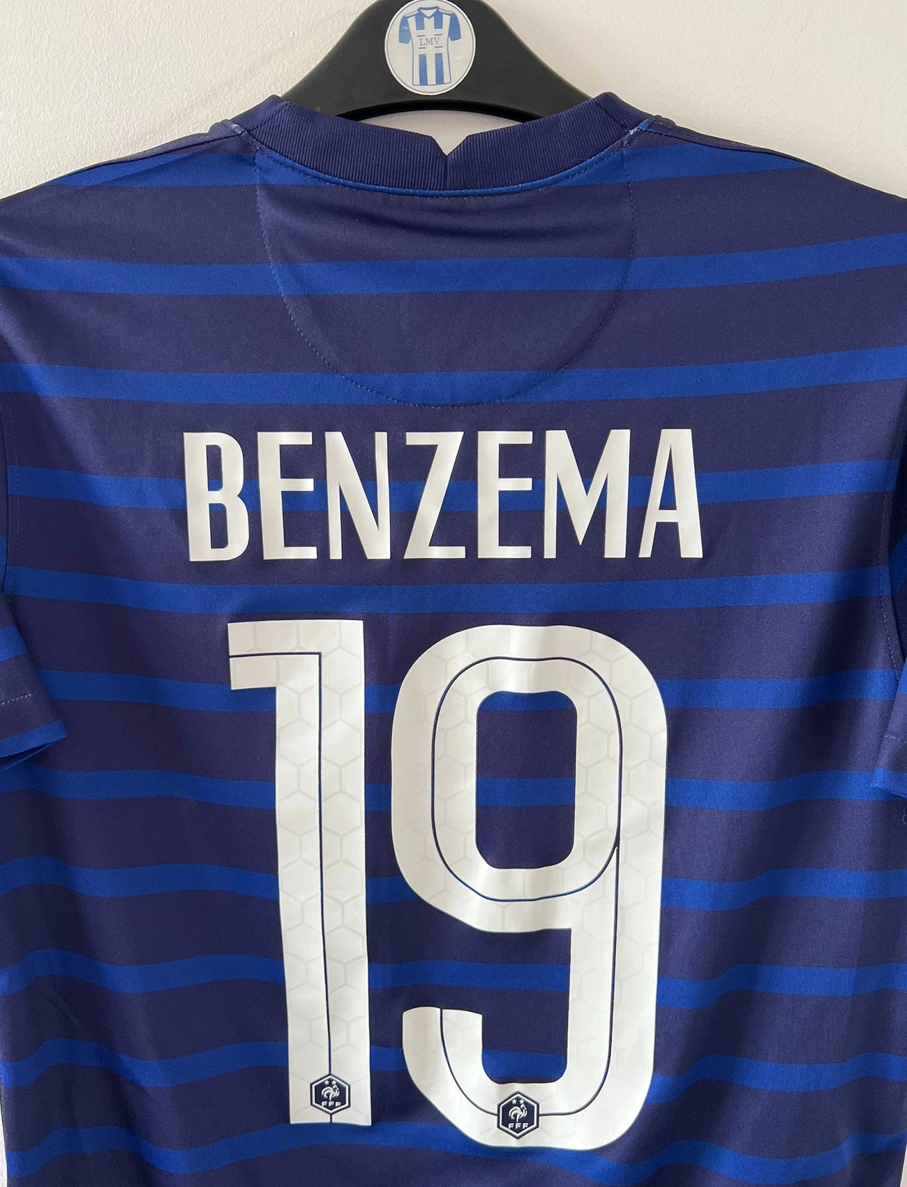 Maillot de foot vintage domicile bleu de l'équipe de france 2020/2021. On peut retrouver l'équipementier Nike. Le maillot est floqué du numéro 19 Karim Benzema. Il s'agit d'un maillot authentique d'époque.