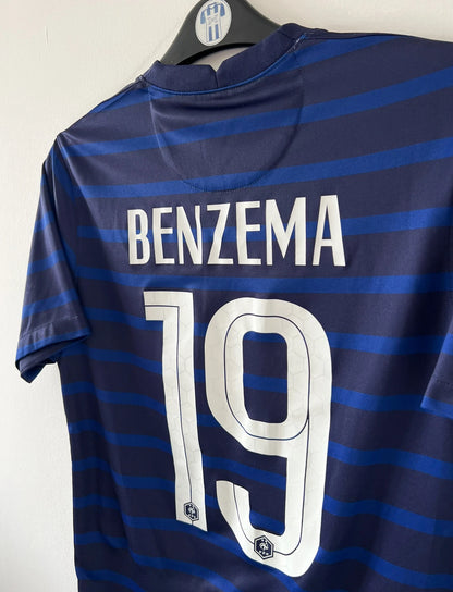 Maillot de foot vintage domicile bleu de l'équipe de france 2020/2021. On peut retrouver l'équipementier Nike. Le maillot est floqué du numéro 19 Karim Benzema. Il s'agit d'un maillot authentique d'époque.