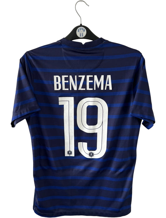Maillot de foot vintage domicile bleu de l'équipe de france 2020/2021. On peut retrouver l'équipementier Nike. Le maillot est floqué du numéro 19 Karim Benzema. Il s'agit d'un maillot authentique d'époque.